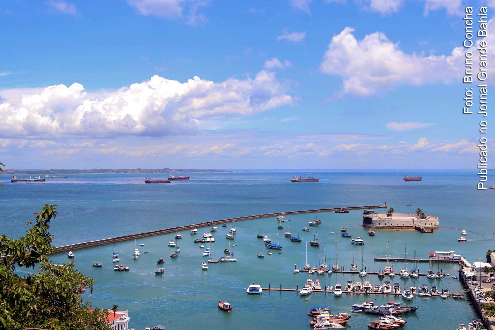 Vista da Baía de Todos os Santos e do Forte de São Marcelo.