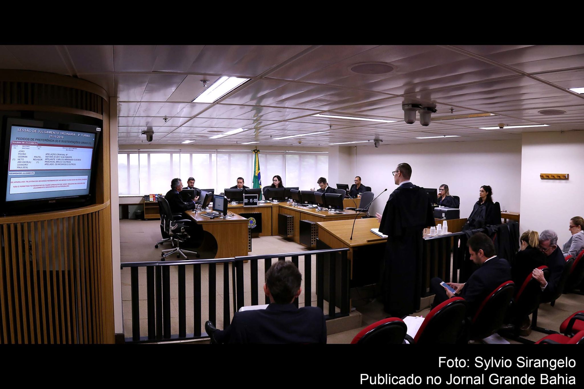 Em decisão, o magistrado determinou que a resposta dos advogados do ex-presidente Lula ocorra após a defesa ter acesso a todos os documentos que embasaram a denúncia. “Como pode alguém ser acusado e não ter acesso a todos os autos do processo? Está aí mais uma prova de como a Lava Jato age contra Lula e o PT”, cobrou a presidenta do PT, deputada federal Gleisi Hoffmann (PR).
