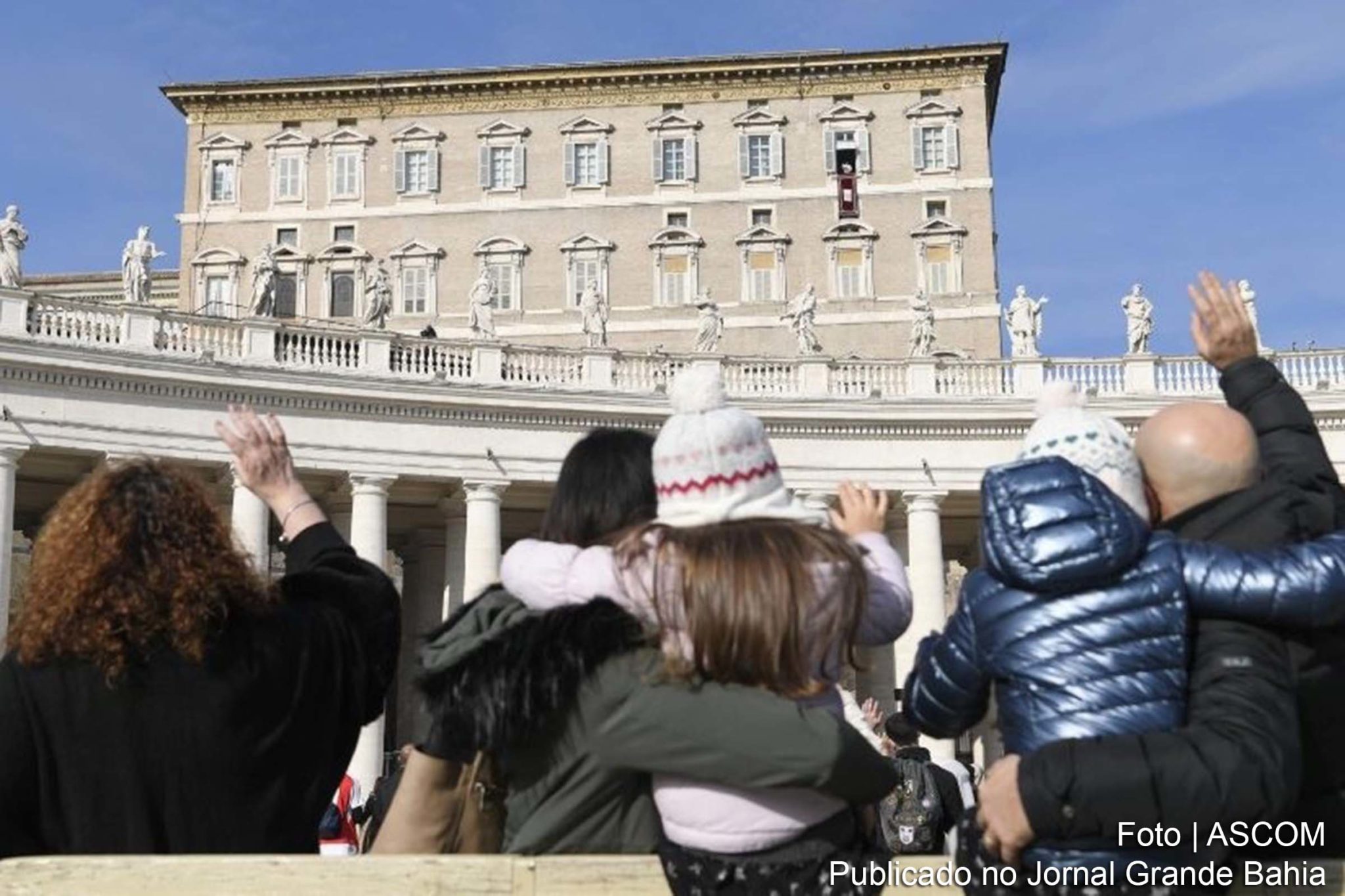 “Para que Jesus nasça em nós, preparemos o coração, rezemos, não nos deixamos levar pelo consumismo. ‘Ah, tenho que comprar presentes, tenho que fazer isto, isto...’ Aquele frenesi de fazer coisas, coisas, coisas... o importante é Jesus. Consumismo: o consumismo, irmãos e irmãs, nos sequestrou o Natal. O consumismo não está na manjedoura de Belém: ali está a realidade, a pobreza, o amor. Preparemos o coração como o de Maria: livre do mal, acolhedor, pronto para receber Deus", disse o Papa no Angelus este IV Domingo do Advento