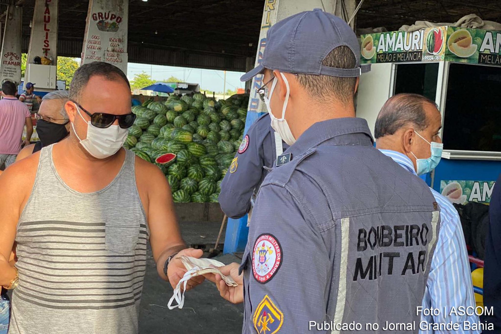 Máscaras de proteção viral são distribuídas por membros do corpo de bombeiros.