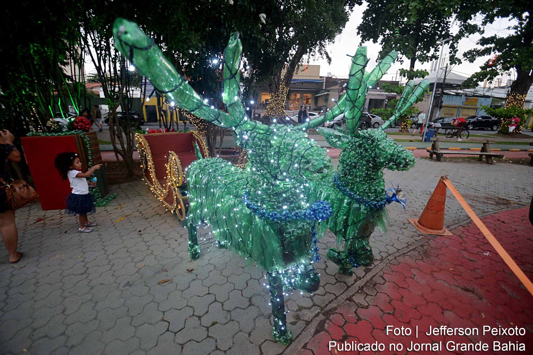 Decoração de Natal feita com garrafas pet na praça Ana Lúcia Magalhães.