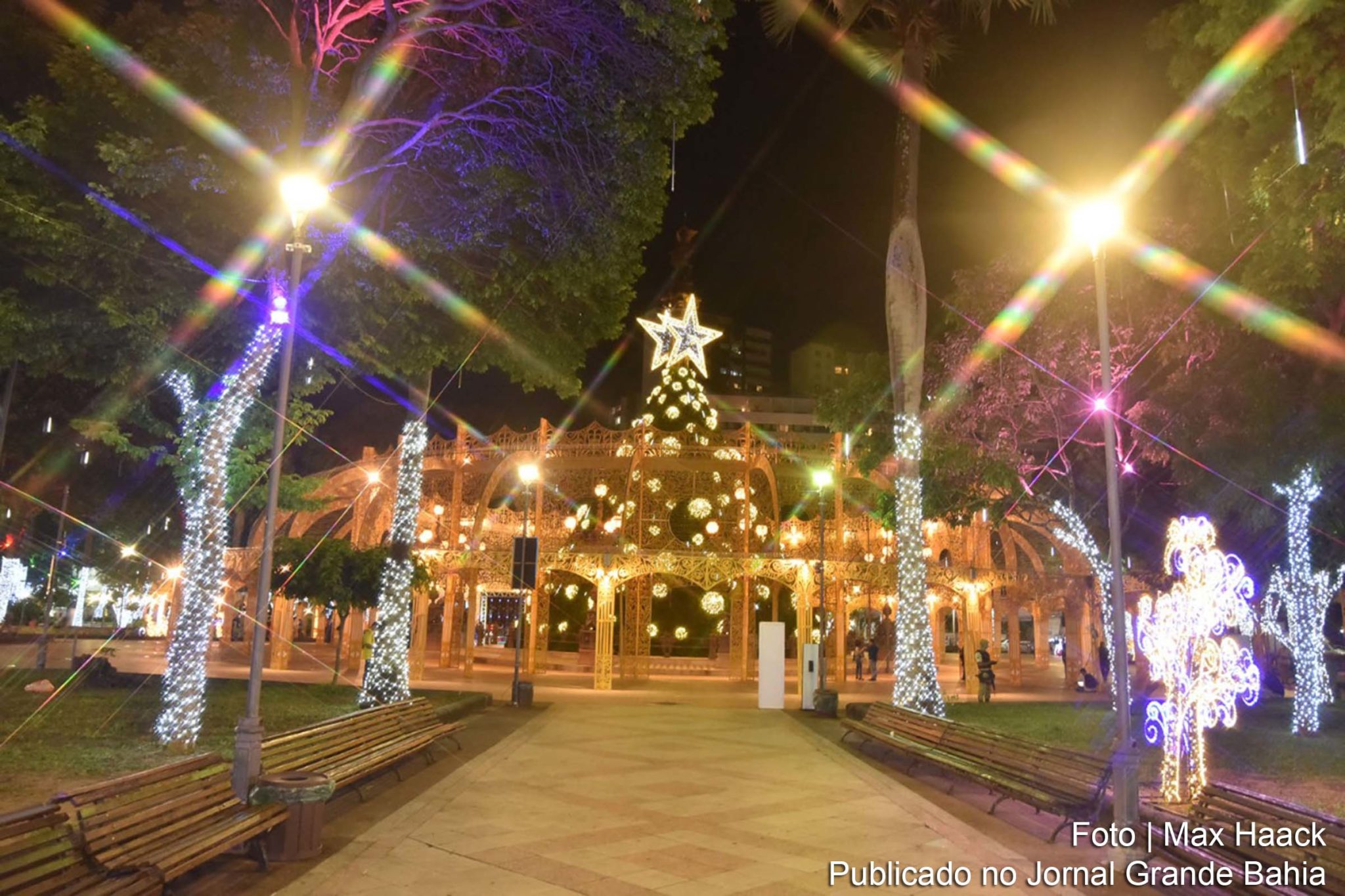 Iluminação natalina da cidade tendo como ponto alto a Praça 2 de Julho, no Campo Grande foi adaptada para que as pessoas possam fazer da data um momento de reflexão e esperança de superação em 2021.