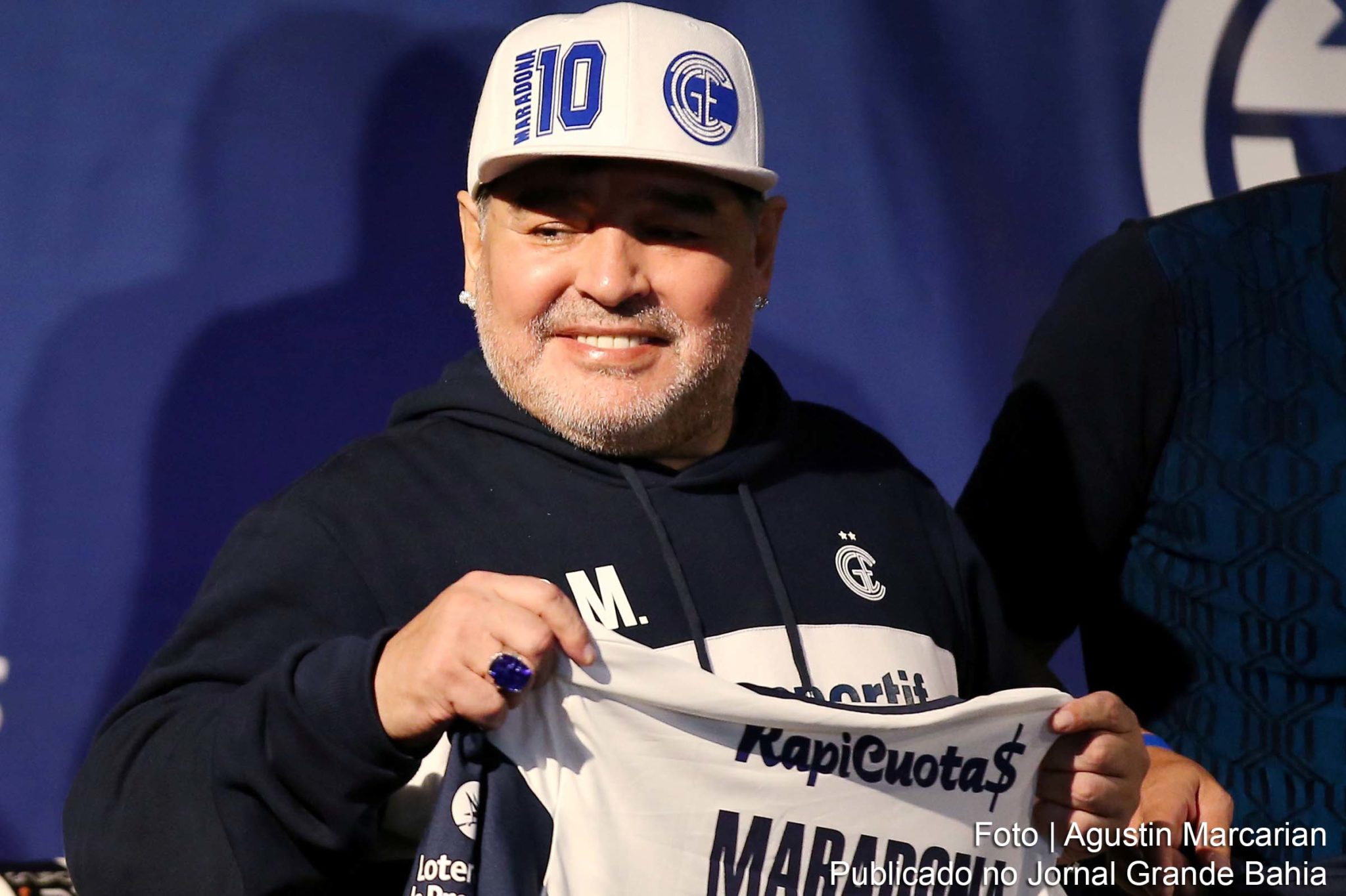 Diego Maradona (Lanús, 30 de outubro de 1960 — Tigre, 25 de novembro de 2020) foi um treinador e futebolista argentino que atuava como meia e atacante.