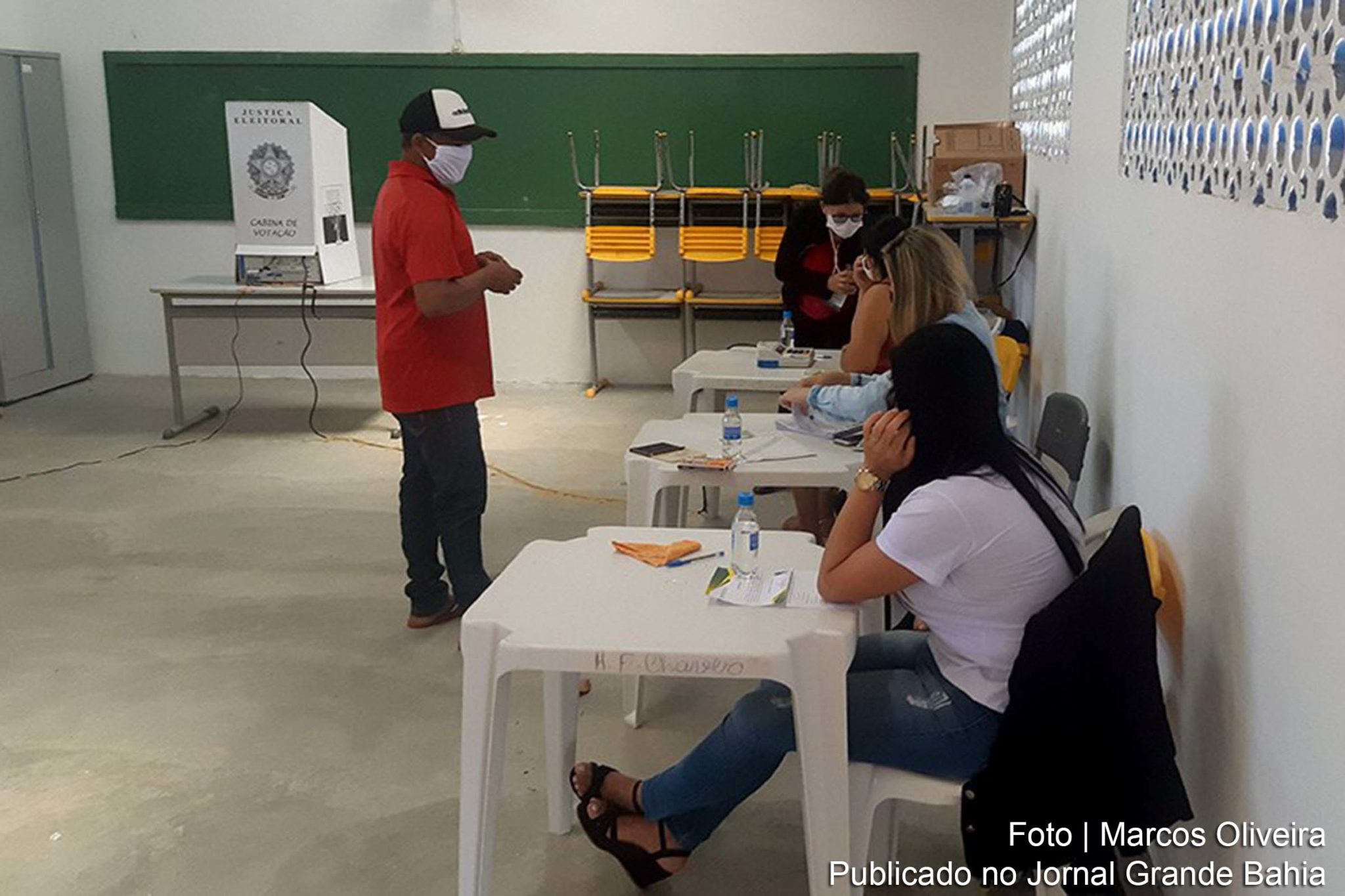 Cidadão se prepara para votar em seção eleitoral no Ceará: movimento foi menos intenso em 2020 que nas eleições anteriores.