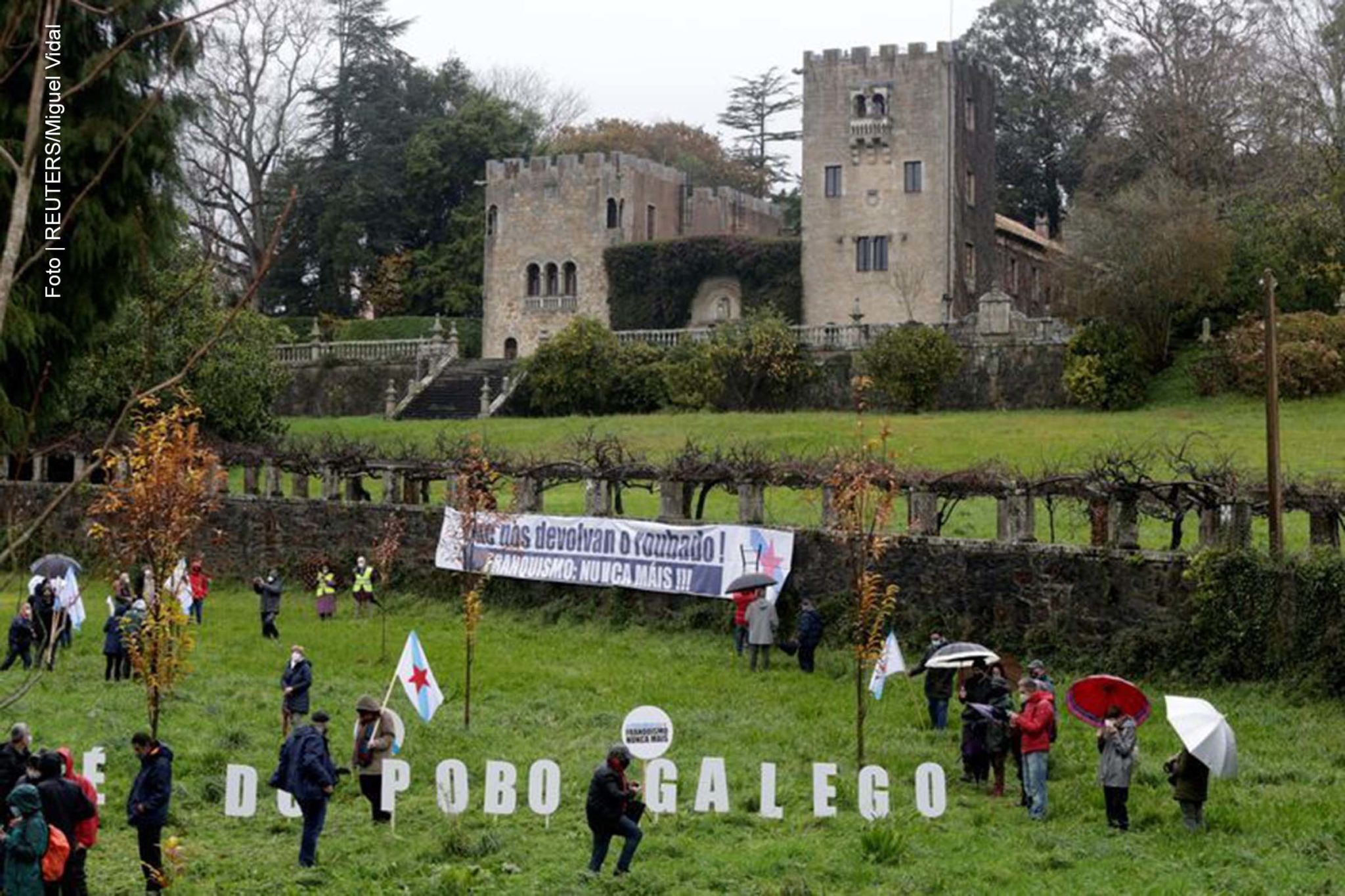 Manifestantes protestam contra herdeiros de ex-ditador Franco em frente ao palácio Pazo de Meiras, em Sada, na Espanha.