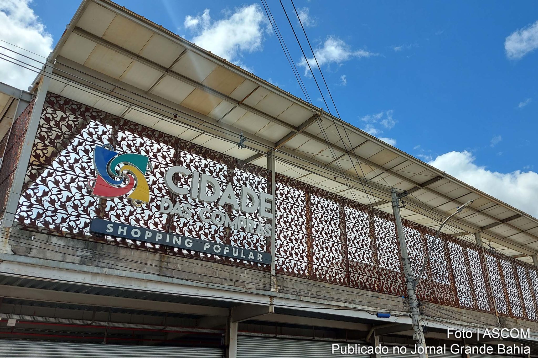 Fachada do Shopping Popular de Feira de Santana.