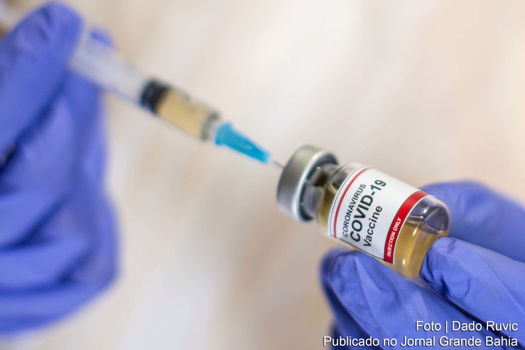 Governo anuncia hoje plano nacional de vacinação contra covid-19.