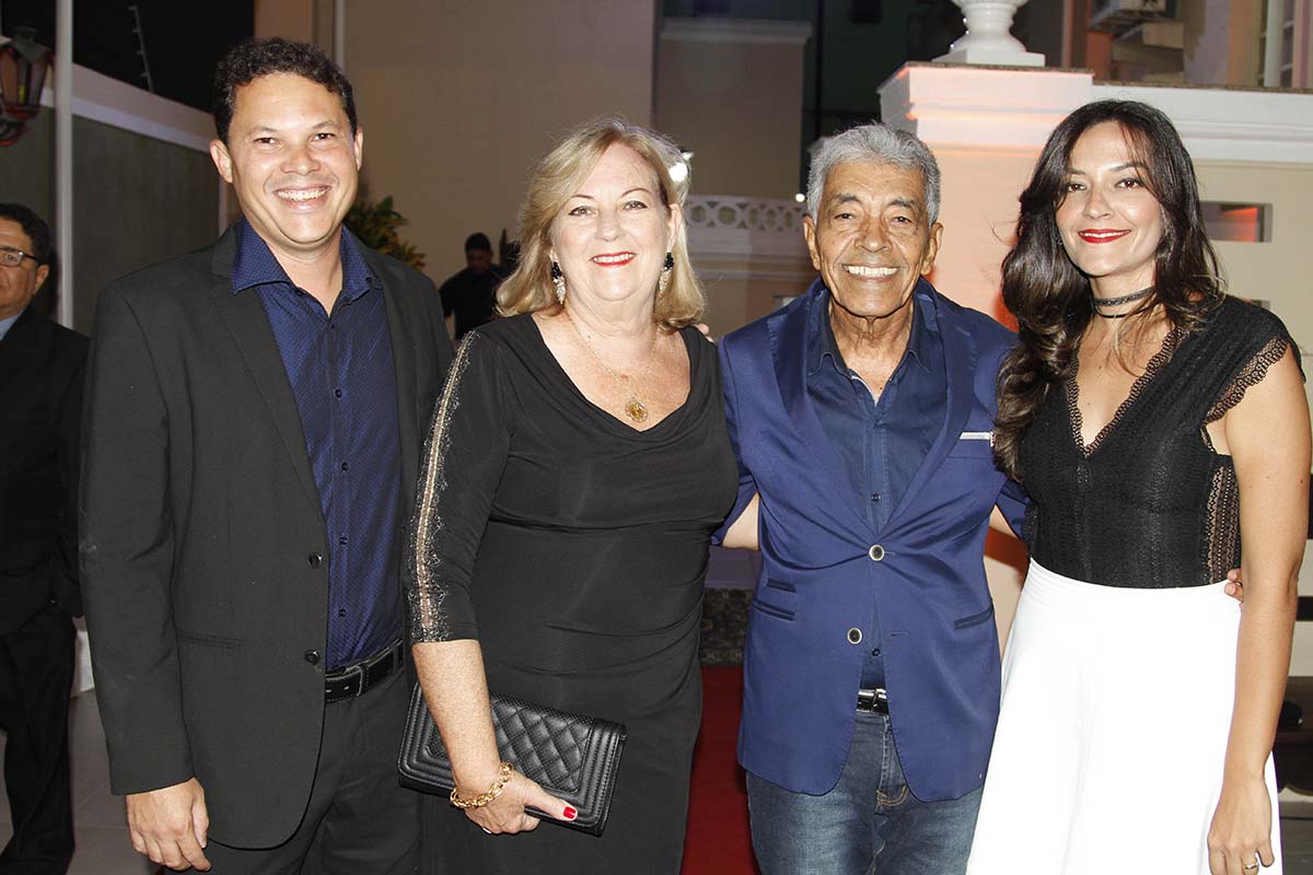 Em elegante circulada natalina João Veloso e Martine com Renato Vieira e Ronna.