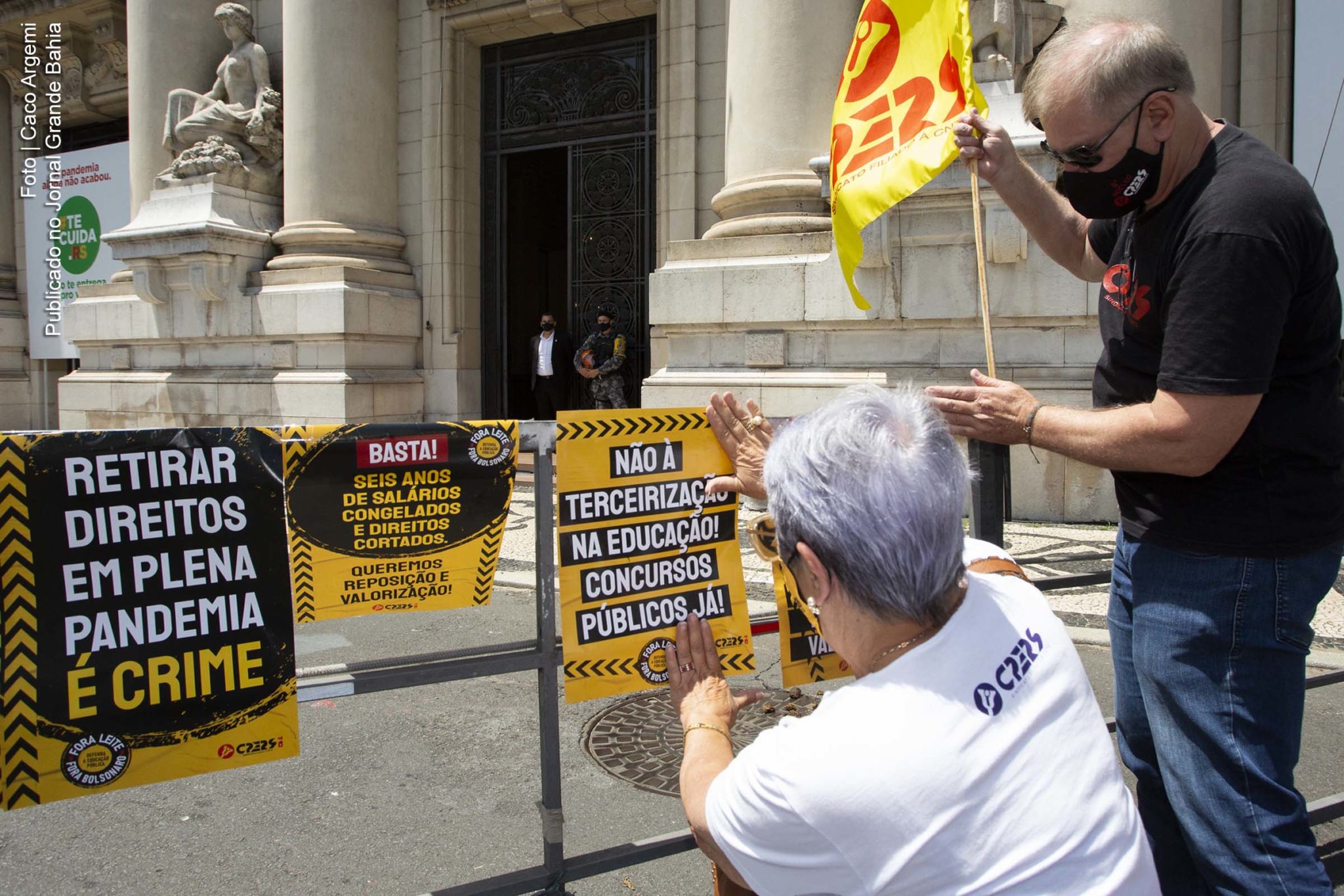 Manifestação de professores em Porto Alegre. Com aulas presenciais suspensas há nove meses, alunos relatam dificuldade de aprendizado, e professores, desistência dos estudantes. Em São Paulo, estimativa é que 15% dos alunos não tenham participado das atividades. "Foi um ano muito complicado", relatam as irmãs Bianca e Íris, de Ubatuba.