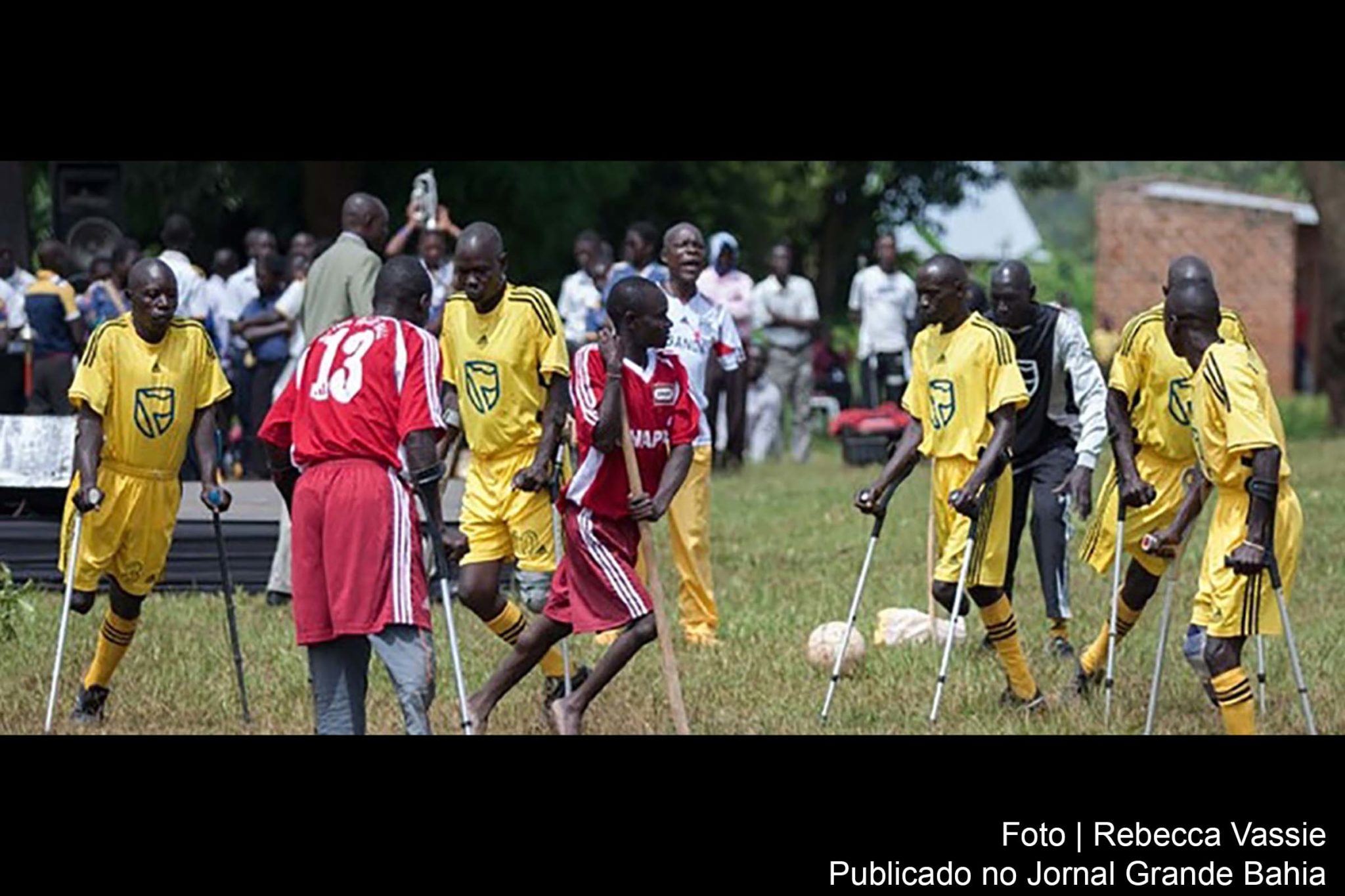 Pessoas com deficiência jogam futebol no distrito de Kayunga, no Uganda.