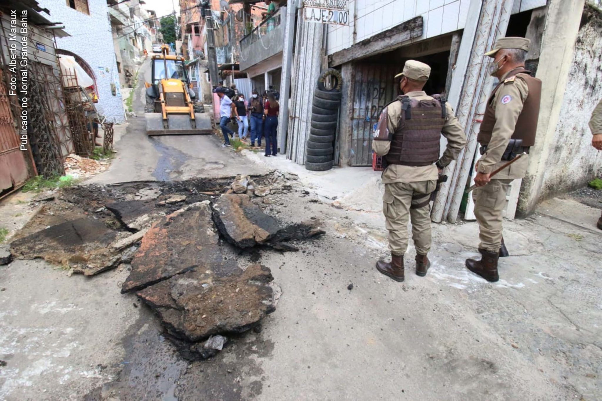 PM e Conder retiram obstáculos de ruas do Nordeste de Amaralina; Traficantes adotam tática de guerrilha em Salvador