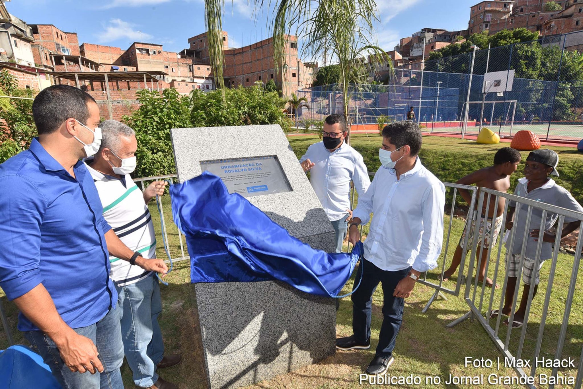 Prefeito ACM Neto durante entrega de obras de requalificação das ruas Manoel Bonfim e Rosalvo Silva.