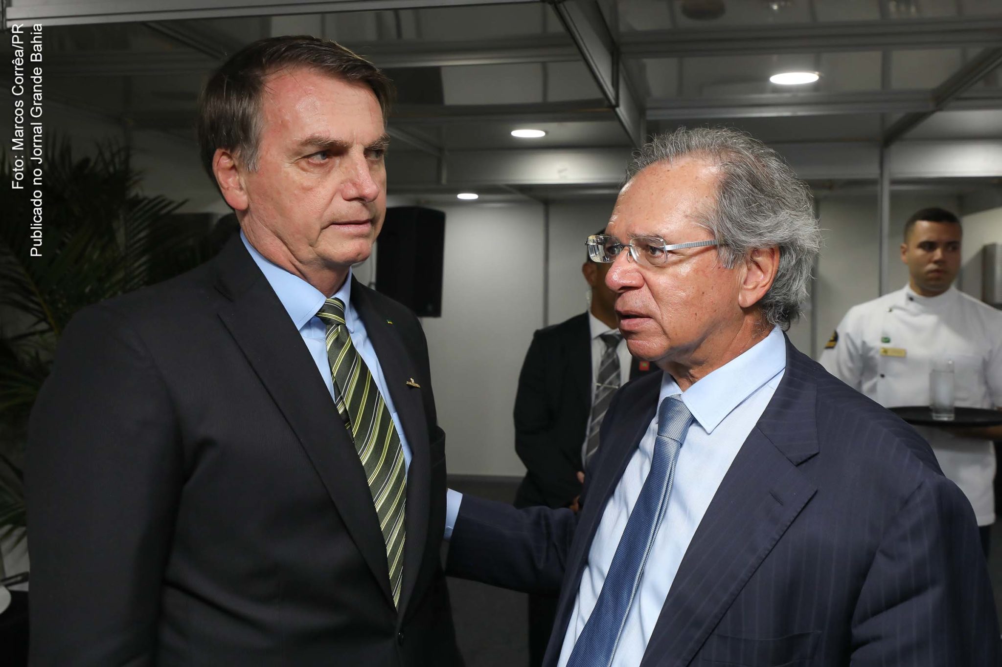 Presidente Jair Bolsonaro e ministro Paulo Guedes ainda estão longe das promessas, porque atividade econômica retorna, mas está abaixo das expectativas do mercado. Voltamos a ter uma economia do mesmo tamanho de 2017. E a situação pode pior, depois que o governo cessar a partir de janeiro o pagamento do auxílio emergencial, que vem dando tração ao país, graças à proposta do PT e das oposições aprovada pelo Congresso. Desemprego deve chegar a 18% em 2021, segundo a própria equipe econômica. Bolsonaro já avisou que não haverá nova extensão de pagamento do auxílio emergencial: “Perpetuar auxílio emergencial é caminho certo para insucesso. Temos que ter coragem de tomar decisões”.