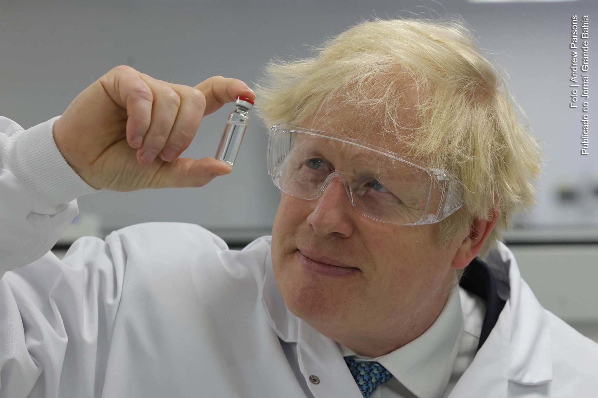 Primeiro-ministro Boris Johnson mostra a vacina Oxford AstraZeneca.