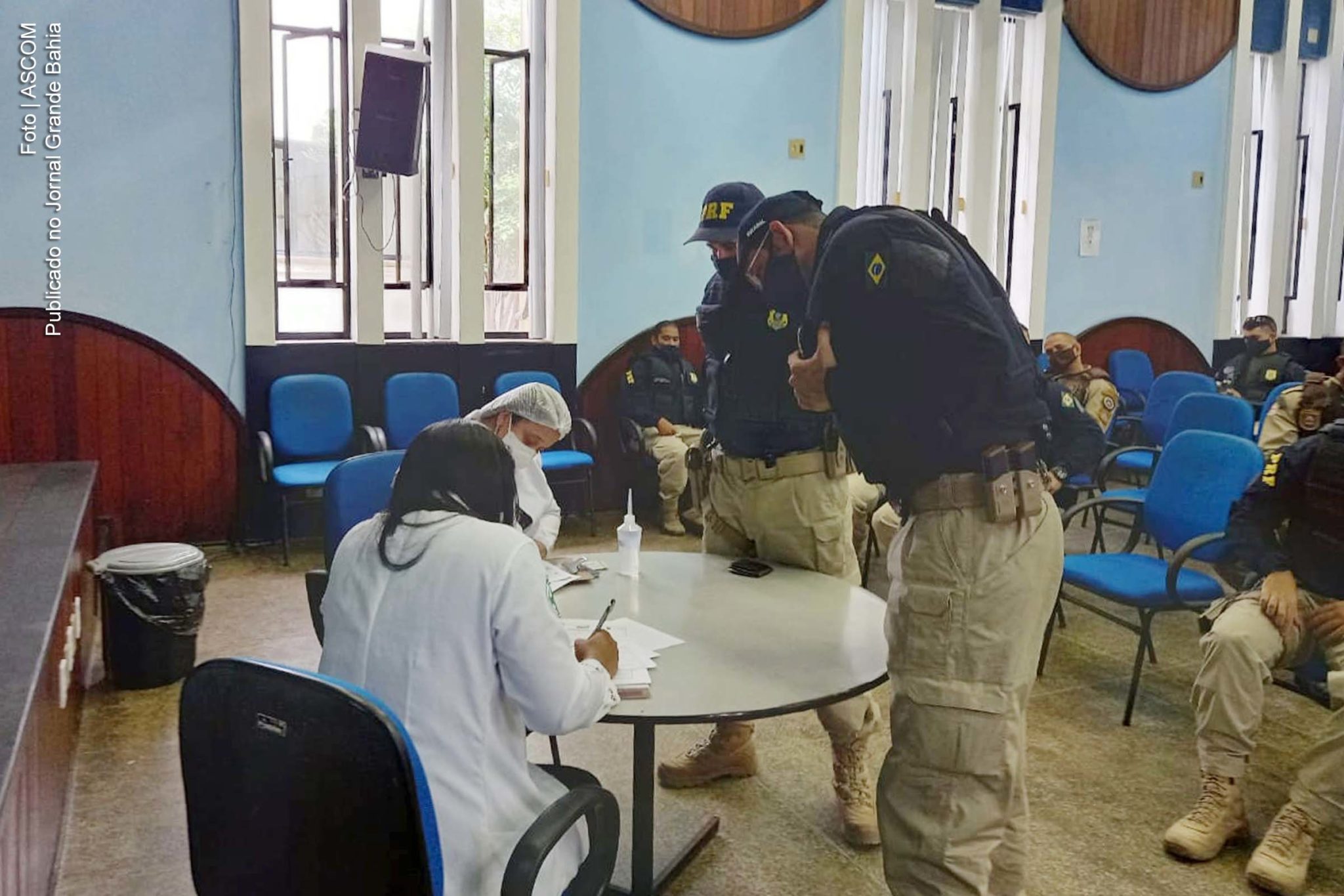 SMS de Feira de Santana testam policiais federais para verificação de infecção da Covid-19.
