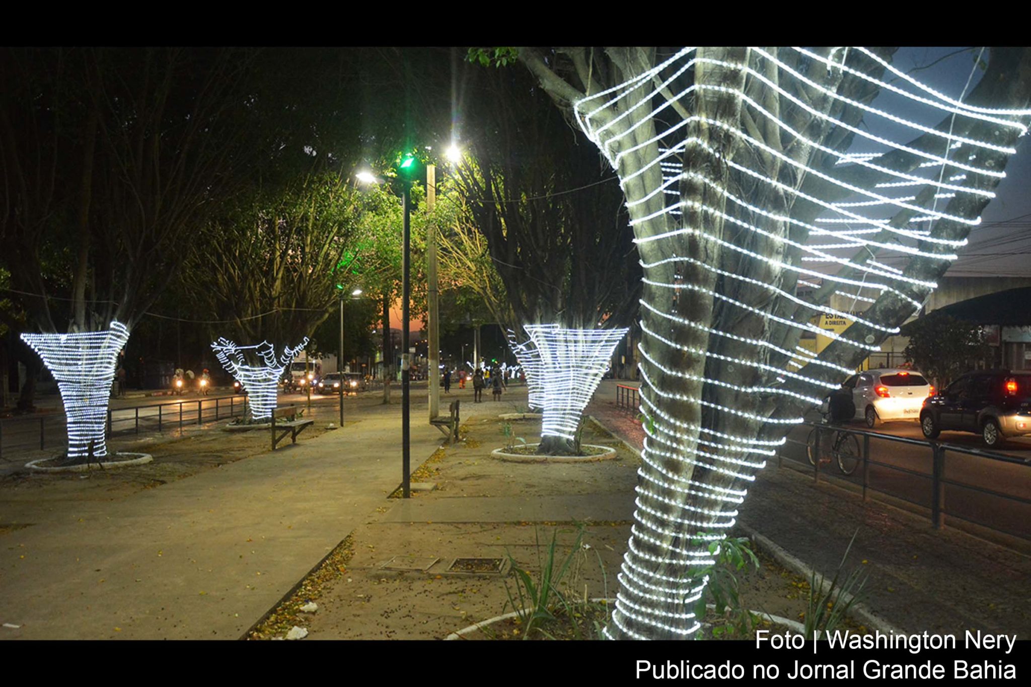 Trecho da Avenida Getúlio Vargas com iluminação especial para os festejos natalinos.
