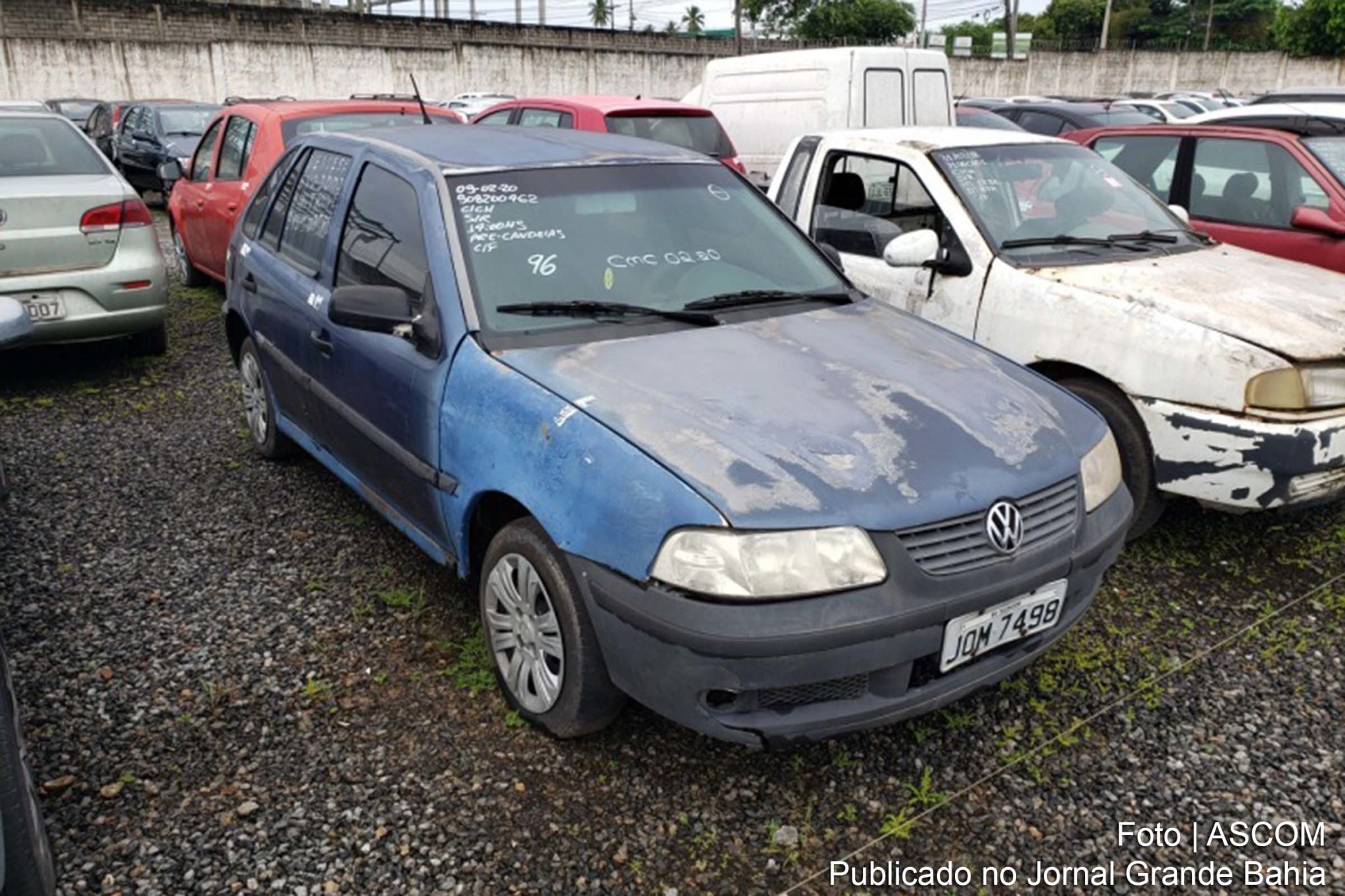 Veículos no pátio do Departamento Estadual de Trânsito (DETRAN).