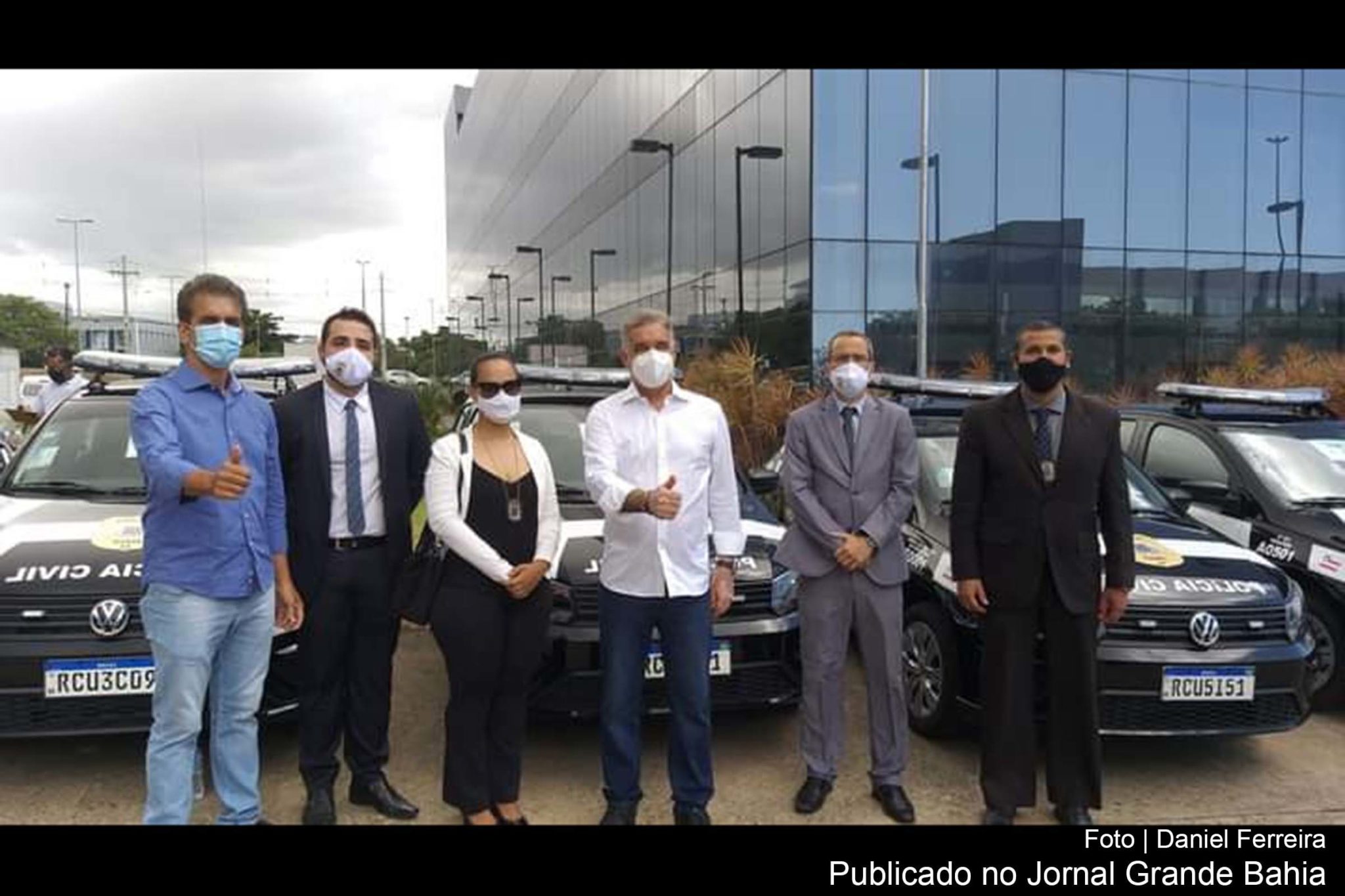 Viaturas são entregues à Polícia Civil de Feira de Santana com apoio dos deputados Zé Neto e Robinson Almeida.