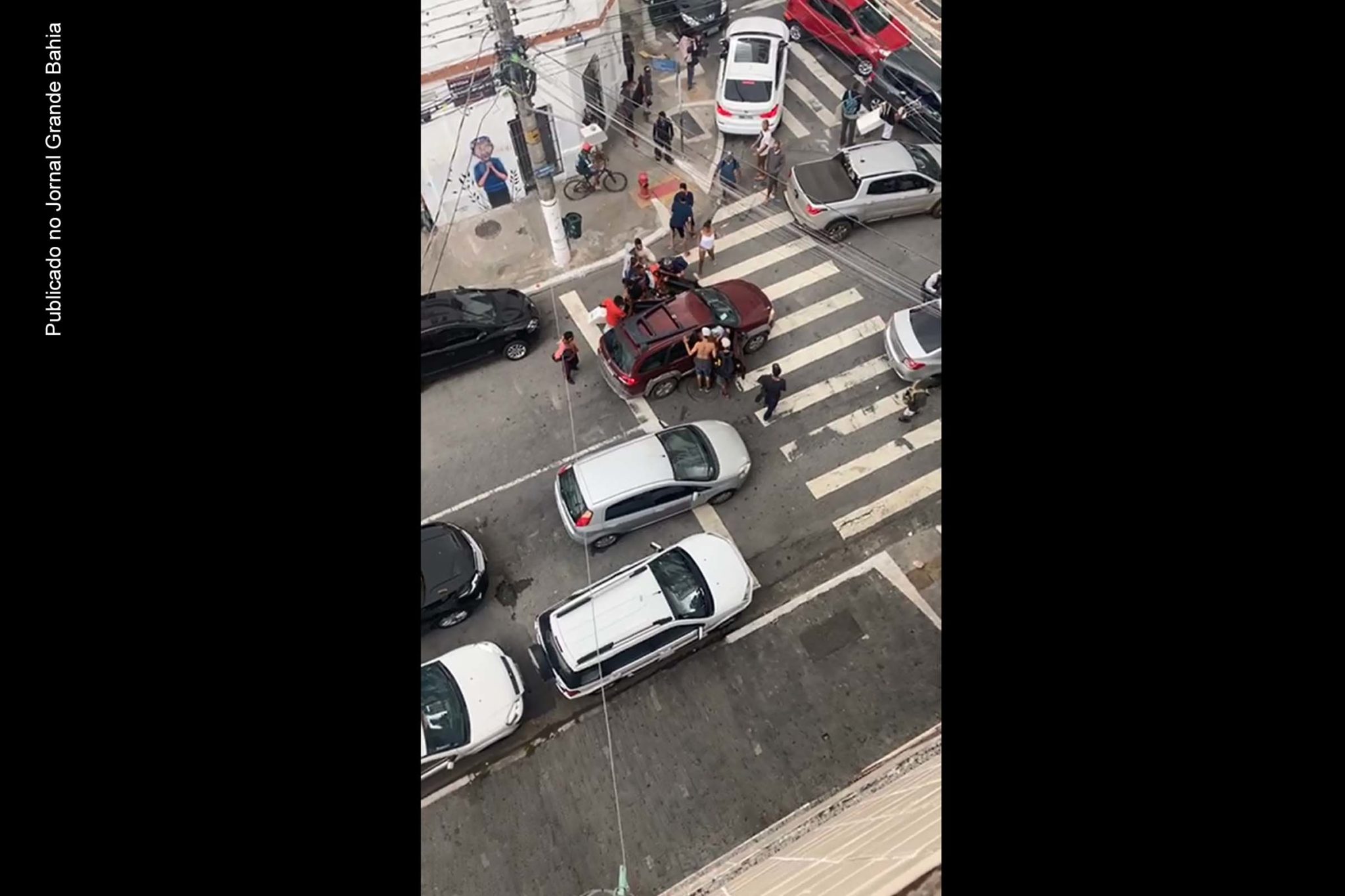 Violência de dependestes químicos contra motoristas no trânsito de São Paulo foram registradas em vídeo.