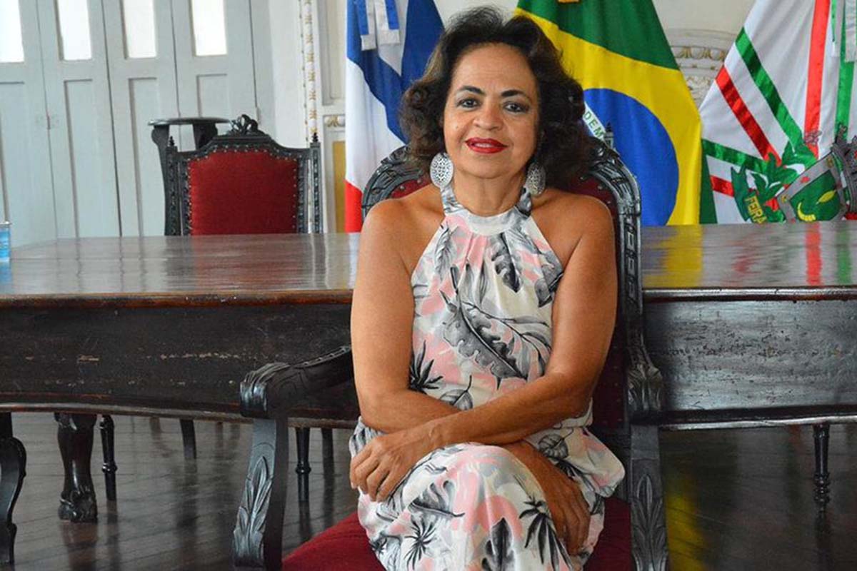 A secretaria municipal de Educação de Feira de Santana Anaci Paim.