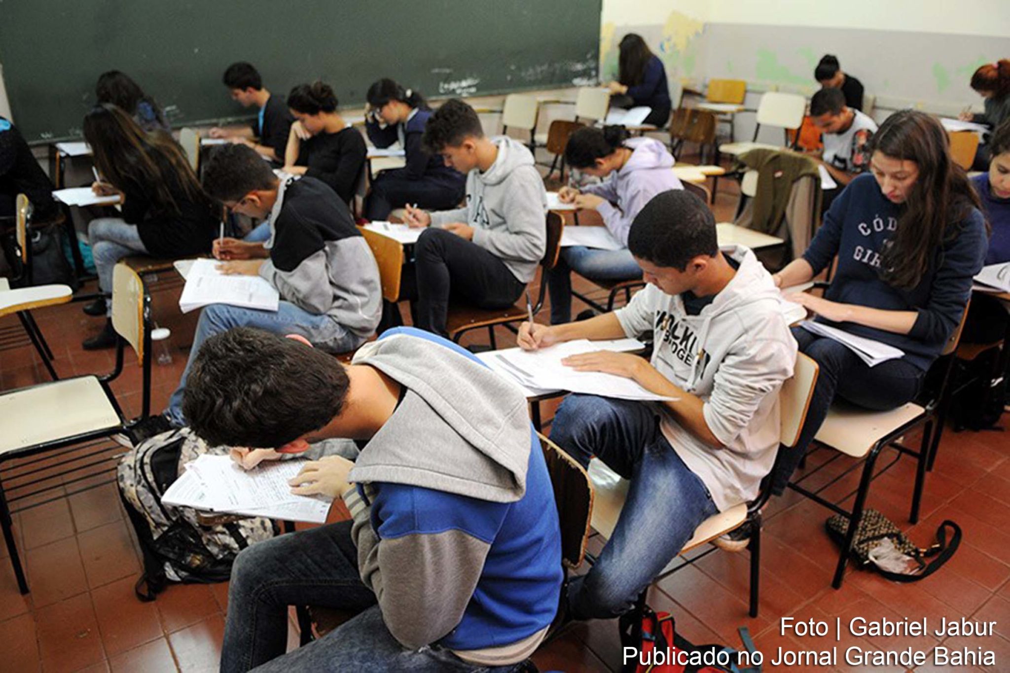 Provas do ENEM, que seriam aplicadas em novembro, foram adiadas para janeiro devido à pandemia.