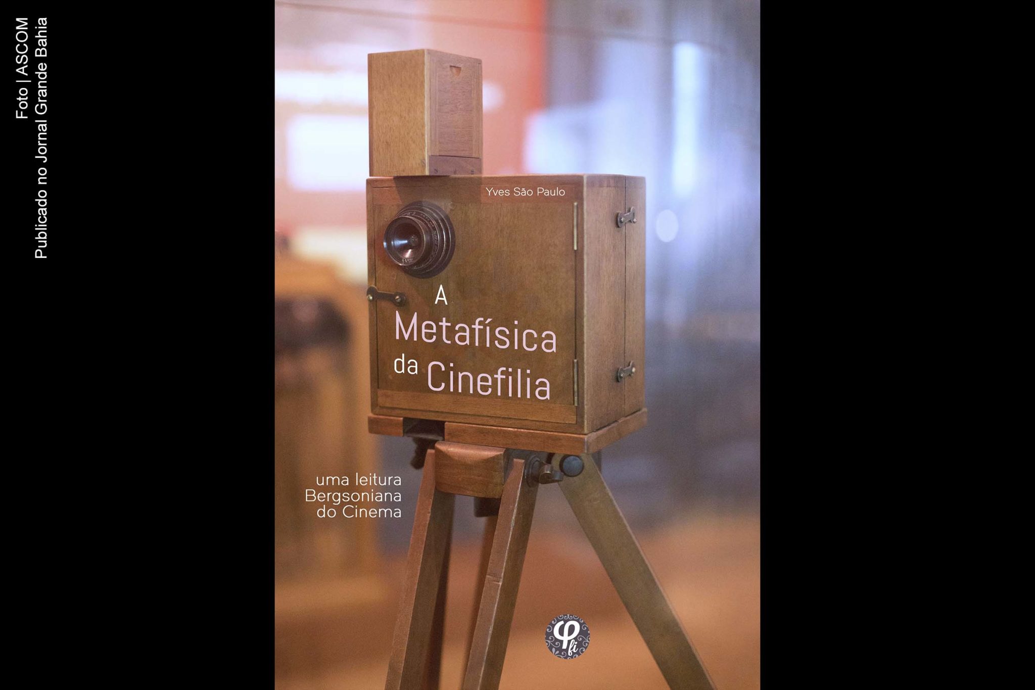 Capa do livro 'A metafísica da cinefilia: uma leitura bergsoniana do cinema', obra de autoria de Yves São Paulo. Na obra 'A metafísica da cinefilia: uma leitura bergsoniana do cinema', explica que cada espectador de cinema é diferente, se porta de maneira própria perante um filme, sente algo de completamente diferente do restante do público. Ainda assim, existe algo que o grande apaixonado por esta arte possui em comum com outros que partilham desta paixão, e este algo carrega o nome de cinefilia. Neste livro busca-se compreender as diferentes abordagens de um espectador frente a um filme, para que se caminhe em direção à compreensão de que a cinefilia é uma emoção que une espectador e filme num mesmo tecido de memória.