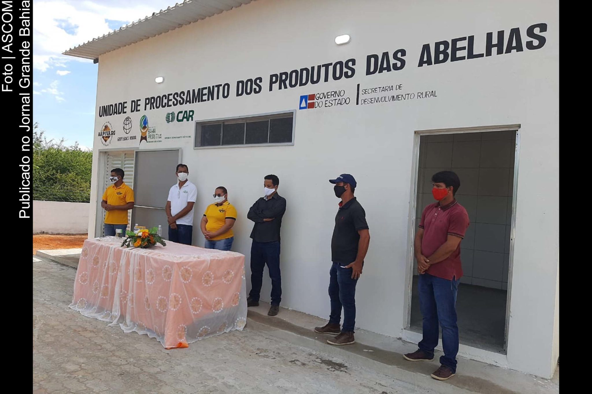 Agricultores familiares da Associação dos Apicultores do Vale do Riacho Grande (AAPIVARG), do município de Brotas de Macaúbas, comemoram inauguração da Unidade de Processamento dos Produtos das Abelhas com a colheita de mel da Safra 2020/2021.