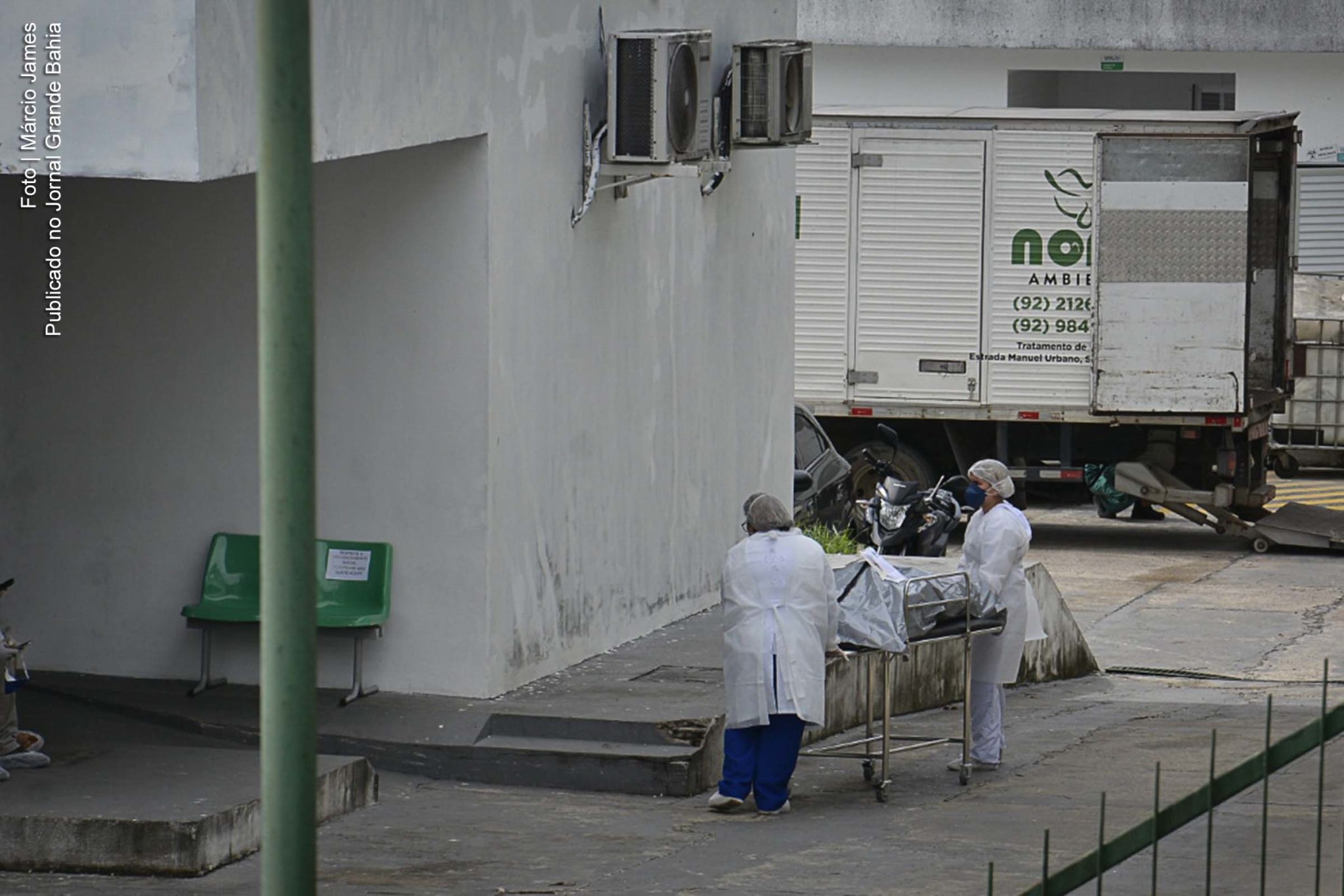 Corpo de paciente vítima da Covid-19 é retirado da UPA José Rodrigues em Manaus. Variante do coronavírus oriunda do Amazonas é associada a alta de casos no estado.