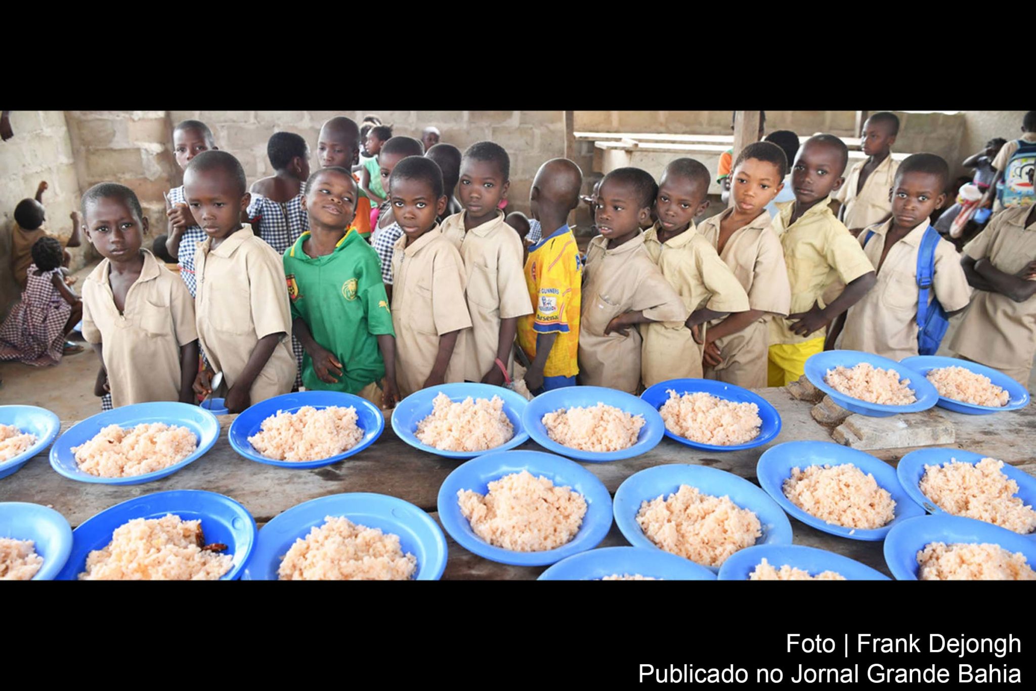 Crianças da escola na vila de Koroko Foumasa, na Côte d'Ivoire.