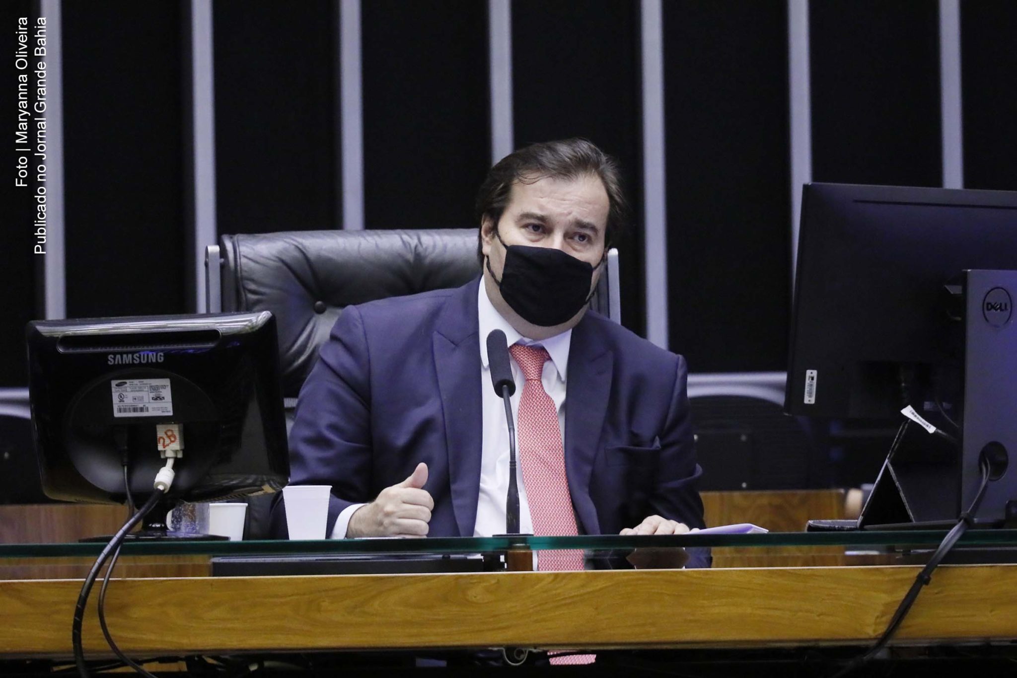 Deputado Rodrigo Maia cobrou que os partidos políticos acionem a Justiça para exigir explicações do extremista Jair Bolsonaro.