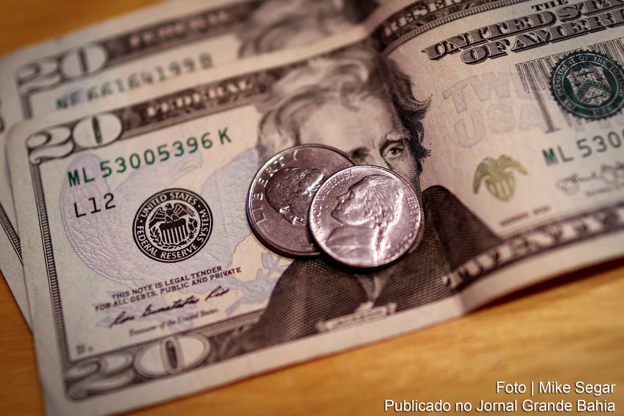 Dólar retornou para o nível de R$ 5,30 e teve a maior queda diária em dois anos e meio. A bolsa de valores recuperou-se do recuo nesta segunda-feira (11) e encerrou com leve alta.