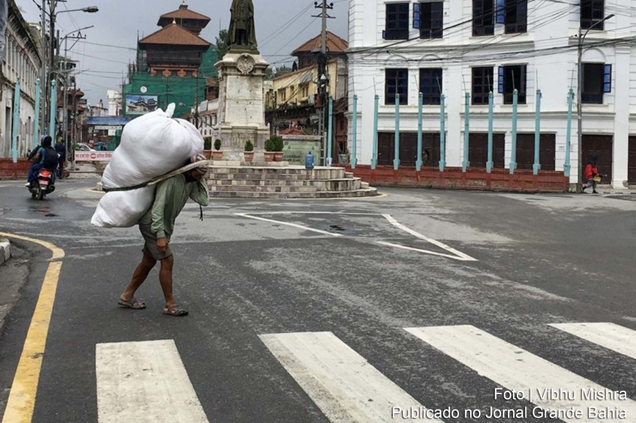 Em Kathmandu, Nepal, a Covid-19 e o bloqueio associado atingiram duramente as pessoas, com muitos assalariados diários perdendo sua única fonte de renda.