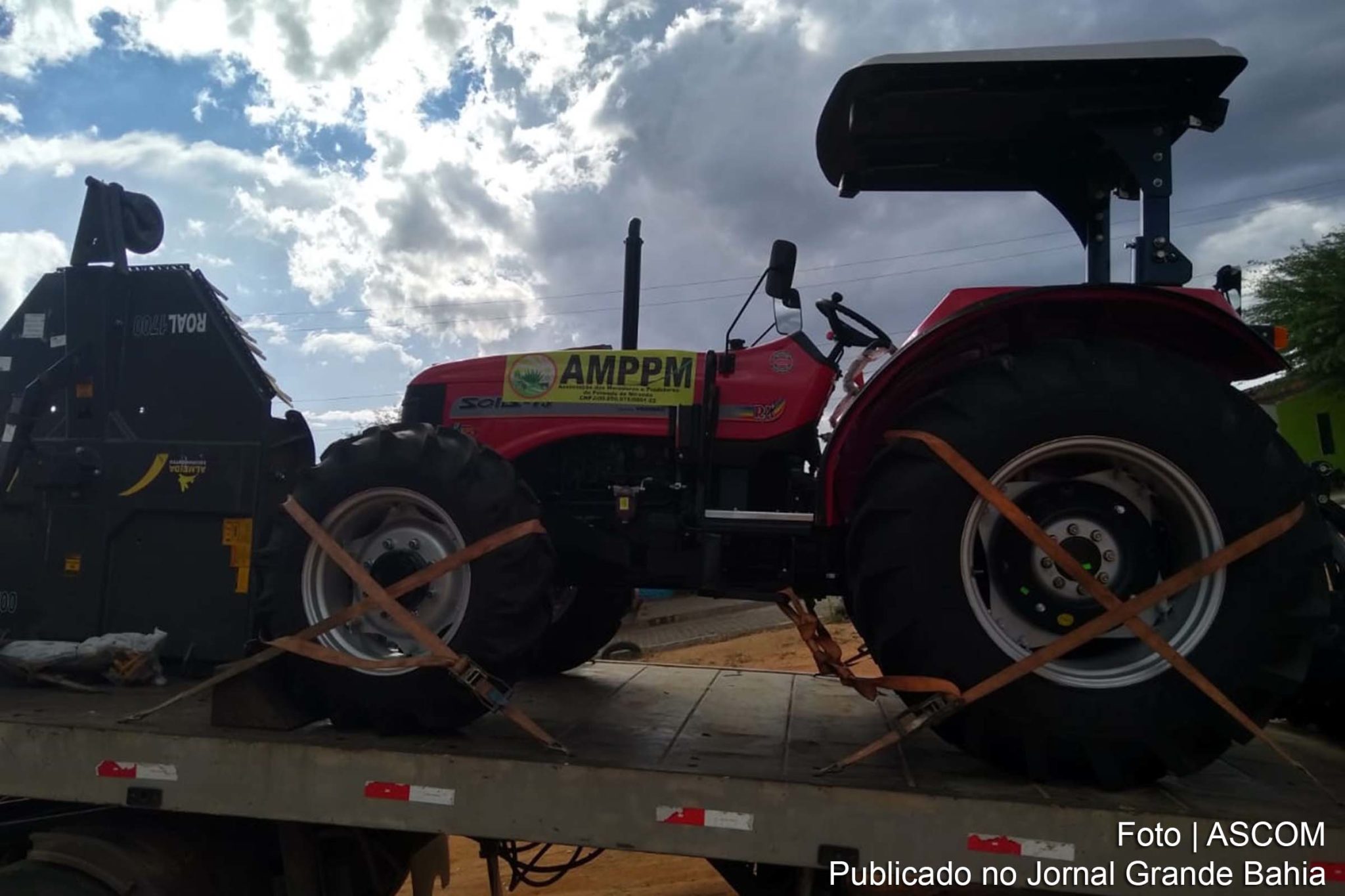 Equipamentos agrícolas são entregues em Santa Luz.