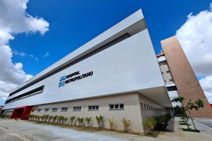 Fachada do Hospital Metropolitano, unidade estadual de saúde sediada em Lauro de Freitas.