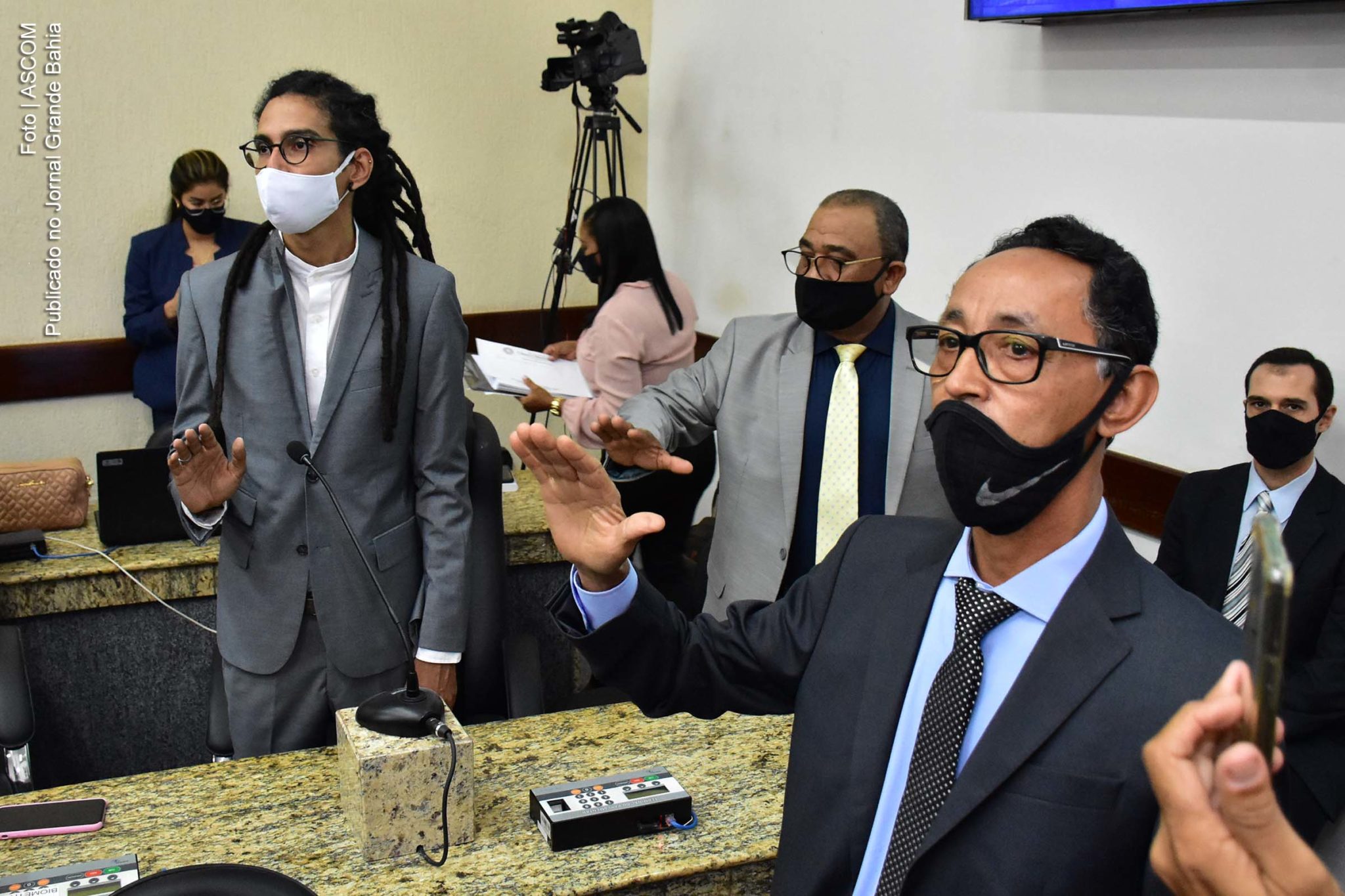 Jhonatas Monteiro (PSOL, 1º da esquerda), ao tomar posse como vereador.