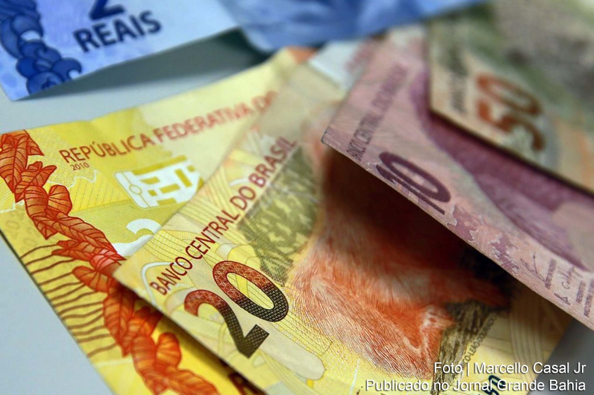 Juros apresentam redução, mas sprede bancários promove extorsão da economia popular.