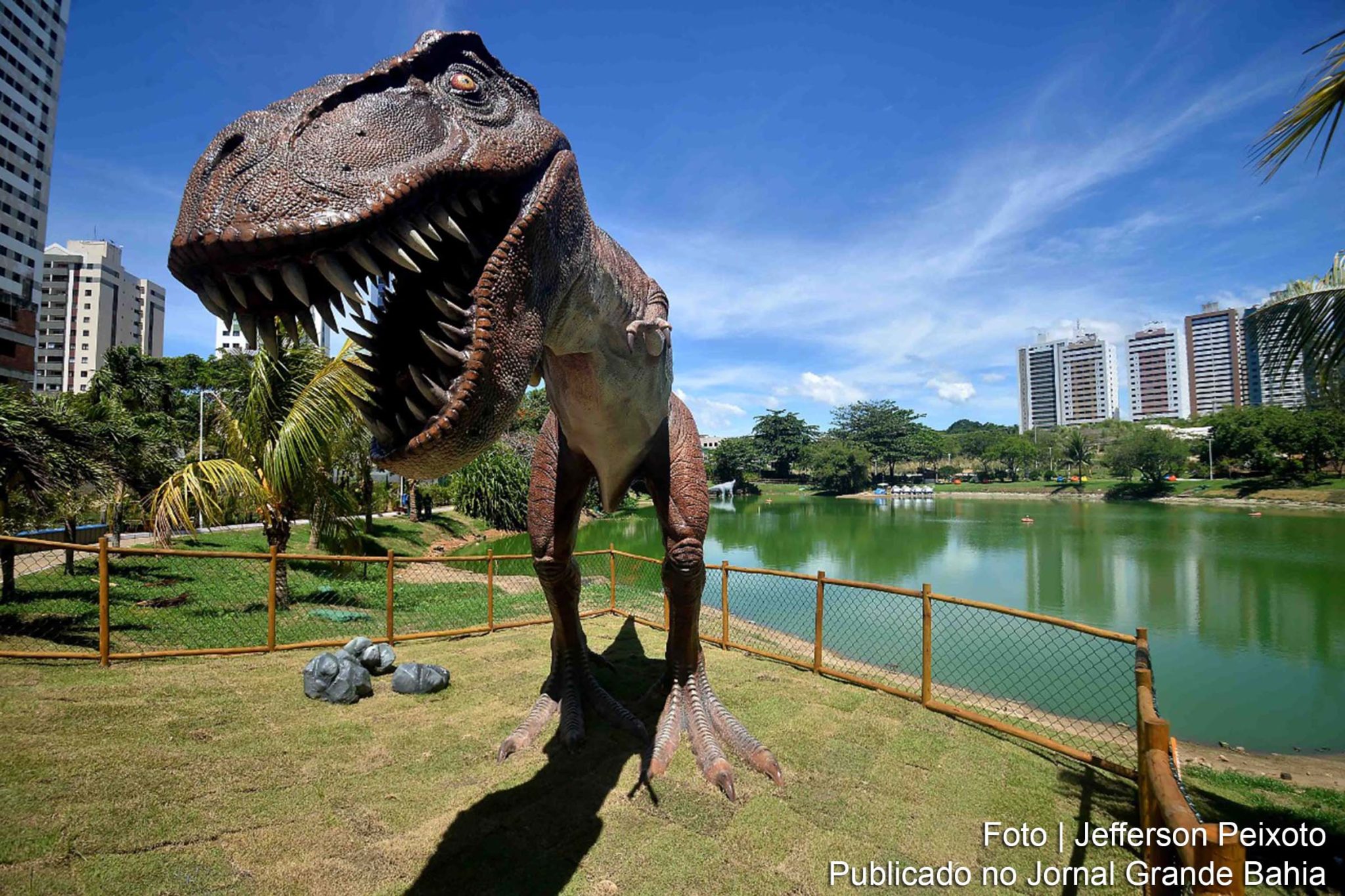 Réplicas de dinossauros em tamanho real foram instaladas no entorno da lagoa, que fica em área de Mata Atlântica.
