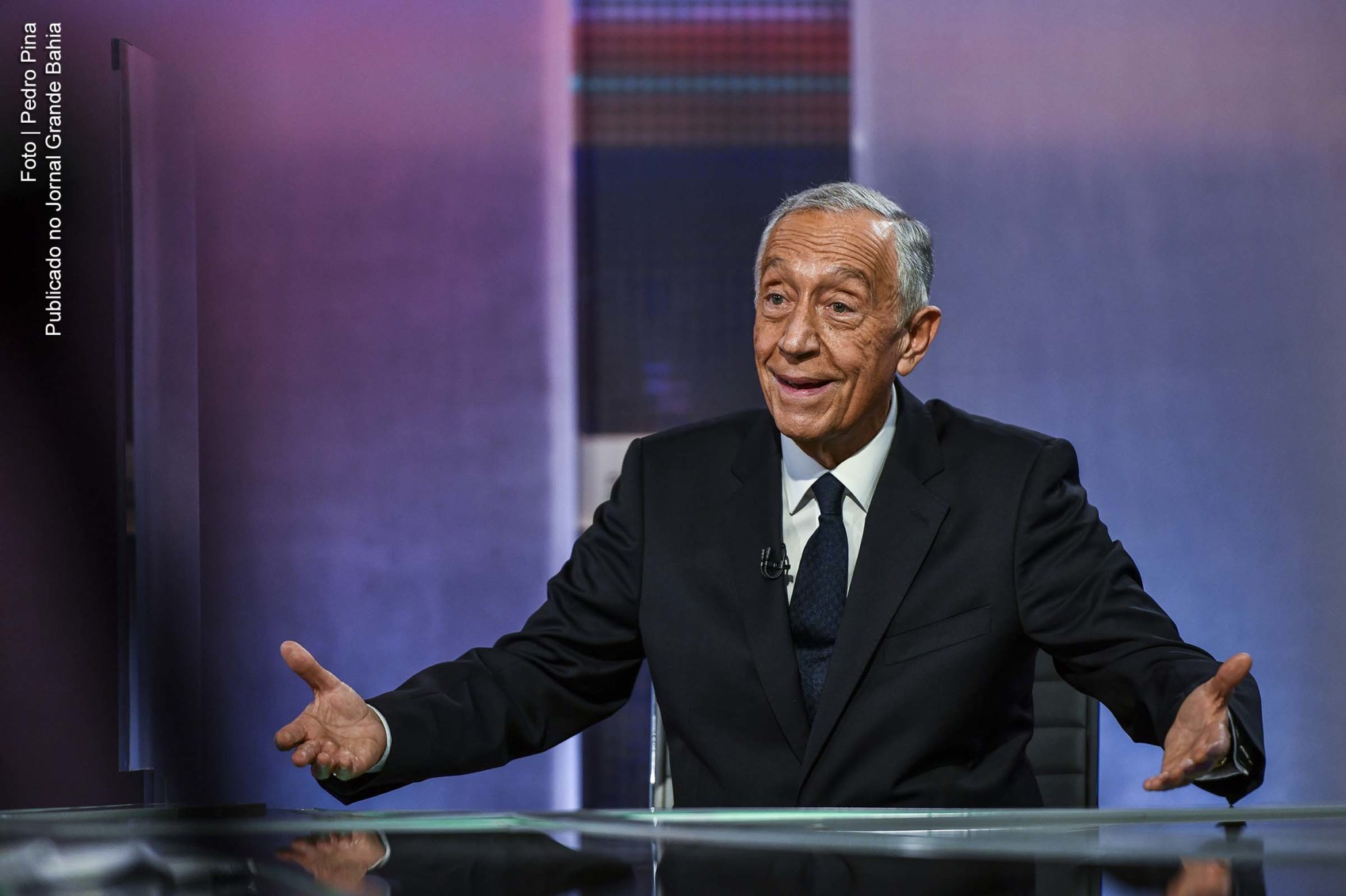 Marcelo Rebelo de Sousa, reeleito a Presidente da República de Portugal, liderou o PSD e distinguiu-se no comentário televisivo, numa vida dividida entre o ensino de Direito, a política e a comunicação social.; Ele liderou o PSD entre 1996 e 1999 e passadas duas décadas assumiu a chefia do Estado, em 09 de março de 2016, exercendo-a num registo original de contacto próximo e informal com os cidadãos, agenda intensa e presença mediática constante, com intervenção sobre diversos temas da atualidade, e acompanhamento ativo da governação e da atividade parlamentar.