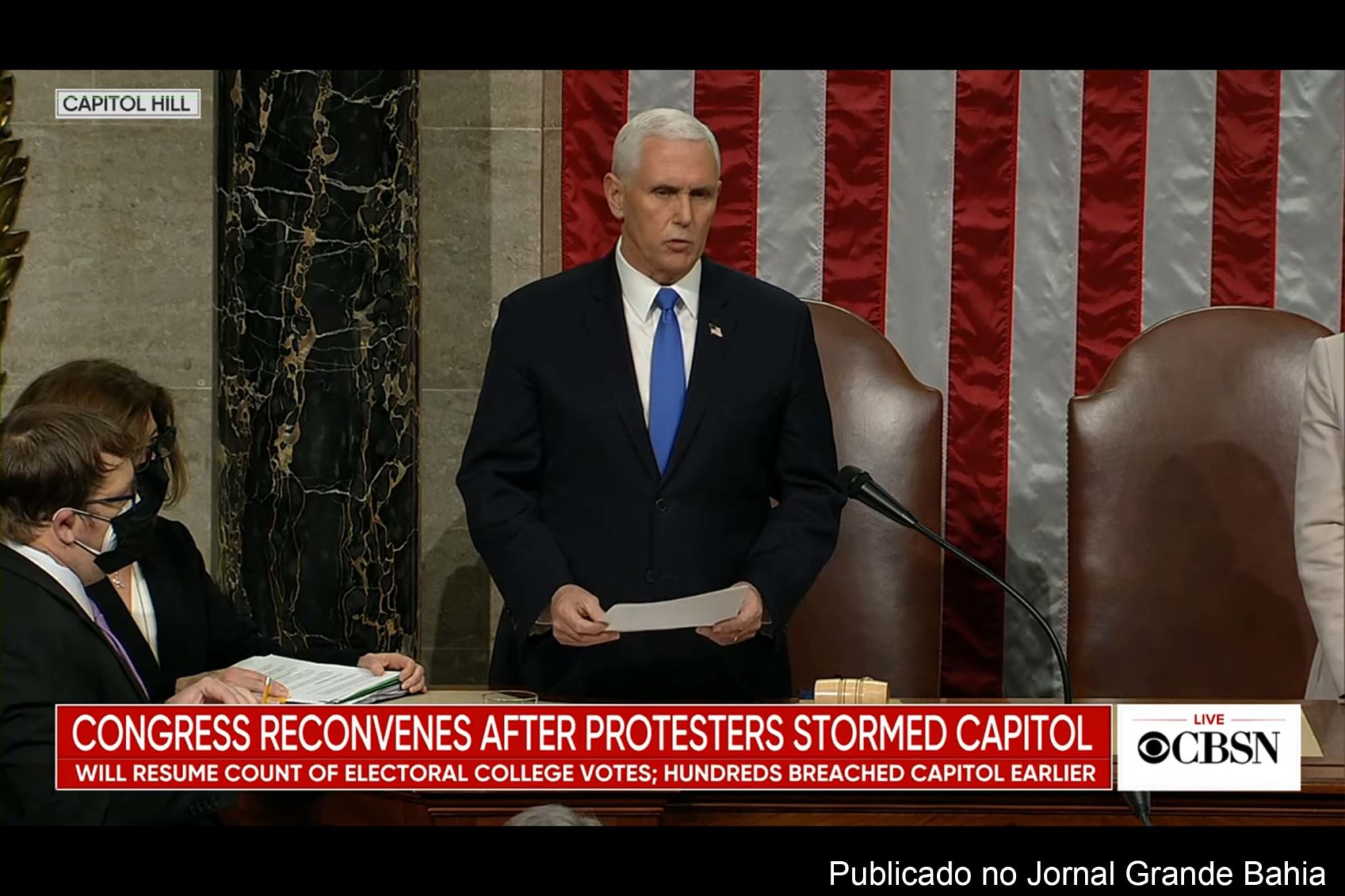 Após invasão do Capitólio por apoiadores de Donald Trump, vice-presidente Mike Pence anuncia resultado final do Colégio Eleitoral e declara vitória de Biden na eleição presidencial de 2020. Trump afirma que haverá transição pacífica de poder. Mike Pence presidiu a sessão a anunciou a vitória dos democratas na eleição presidencial.