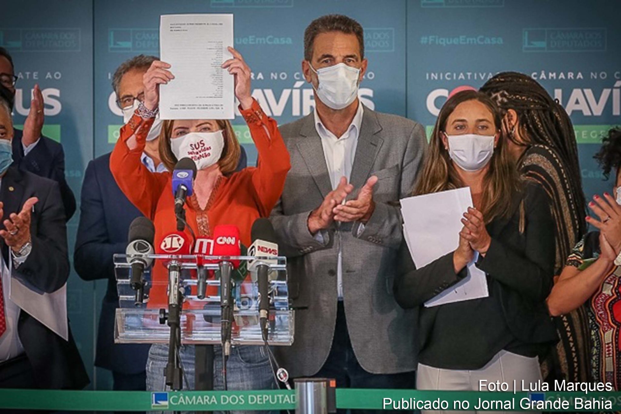 Os crimes, segundo o líder da Minoria na Câmara dos Deputados, José Guimarães (CE), estão previstos em sete normas previstas na Constituição e na Lei do Impeachment, de 1950. “O pedido de impeachment está embasado no direito supremo à vida”, afirmou. Ele citou como exemplo as mortes ocorridas em Manaus por asfixia de pacientes de Covid que não tiveram oxigênio por incompetência e insensibilidade do governo federal.