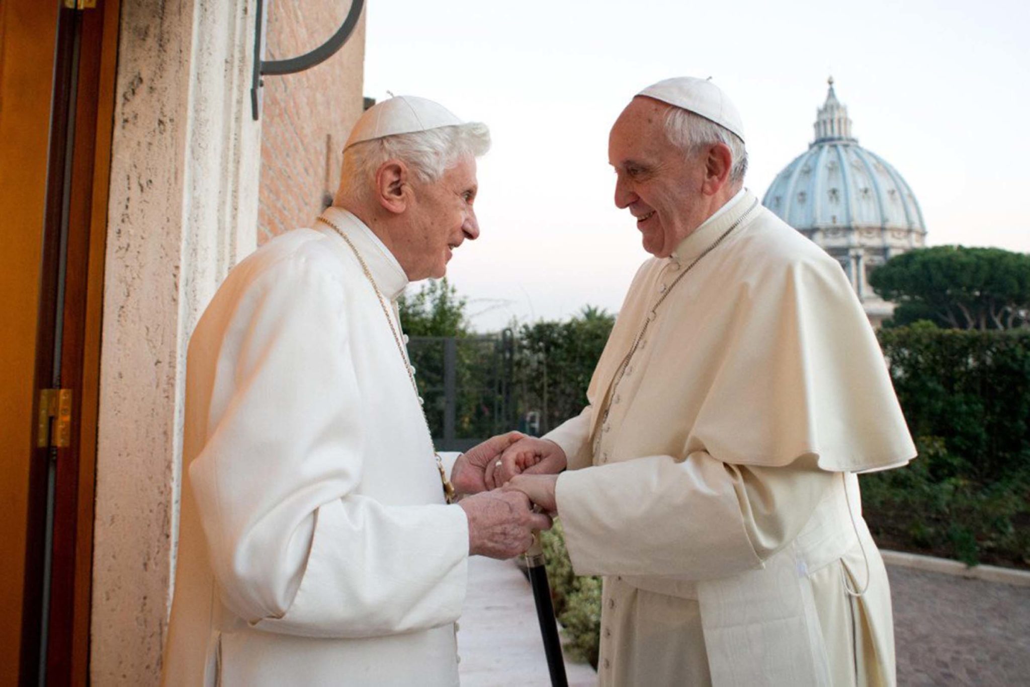 Papa Francisco e o emérito Bento XVI foram vacinados em campanha contra a Covid-19 no Vaticano