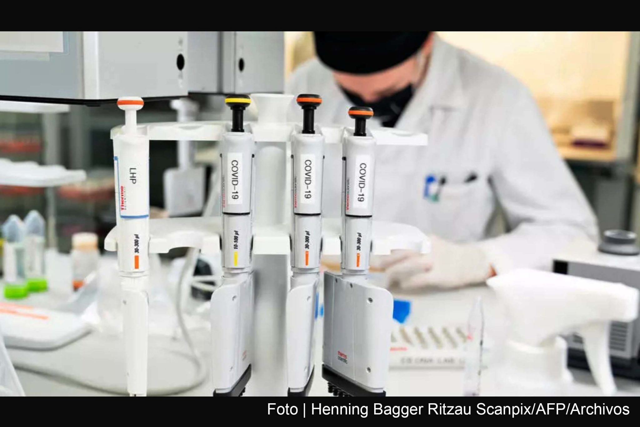 Pesquisador analisa amostras de covid-19 na Universidade de Aalborg, na Dinamarca, em 15 de janeiro de 2021, em busca da variante britânica B117 do vírus.