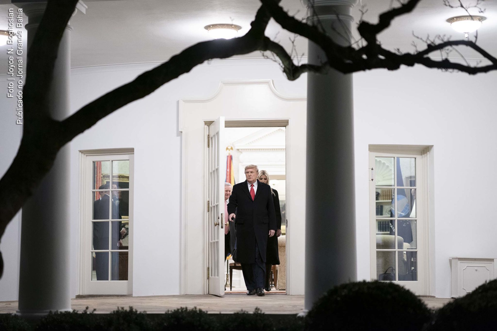 A empresa Twitter Inc. disse na sexta-feira (08/01/2021) que suspendeu permanentemente a conta do presidente dos EUA, Donald Trump, devido ao risco de mais incitação à violência após a invasão do Capitólio dos EUA na quarta-feira (06).