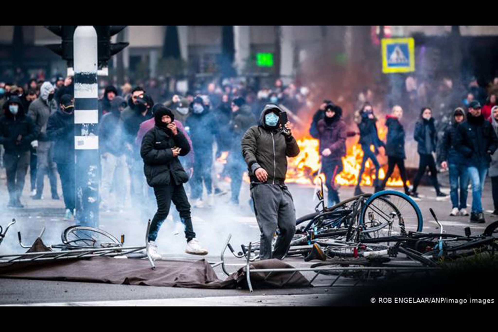 Protestos contra medidas antipandemia resultaram em tumultos violentos em Eindhoven, Holanda. A crise da covid-19 afeta a todos, mas em graus muito diversos. Crescem as fissuras entre os países e dentro das sociedades. O estresse social da pandemia pressiona as democracias, incluindo até a ameaça de violência.
