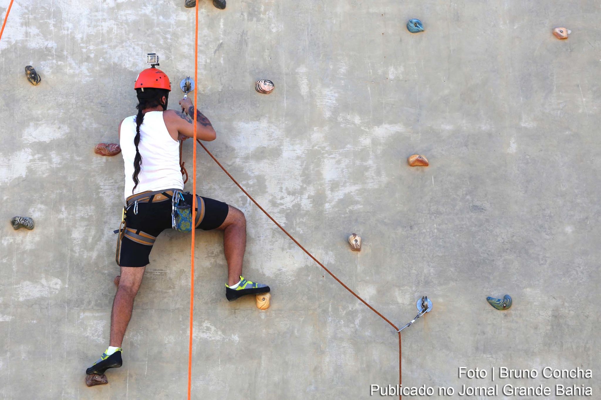 Além de diversos brinquedos e circuitos interativos para garantir a diversão da população de forma gratuita, o parque também tem opções para os amantes de atividades radicais, como rapel, escalada e parkur.