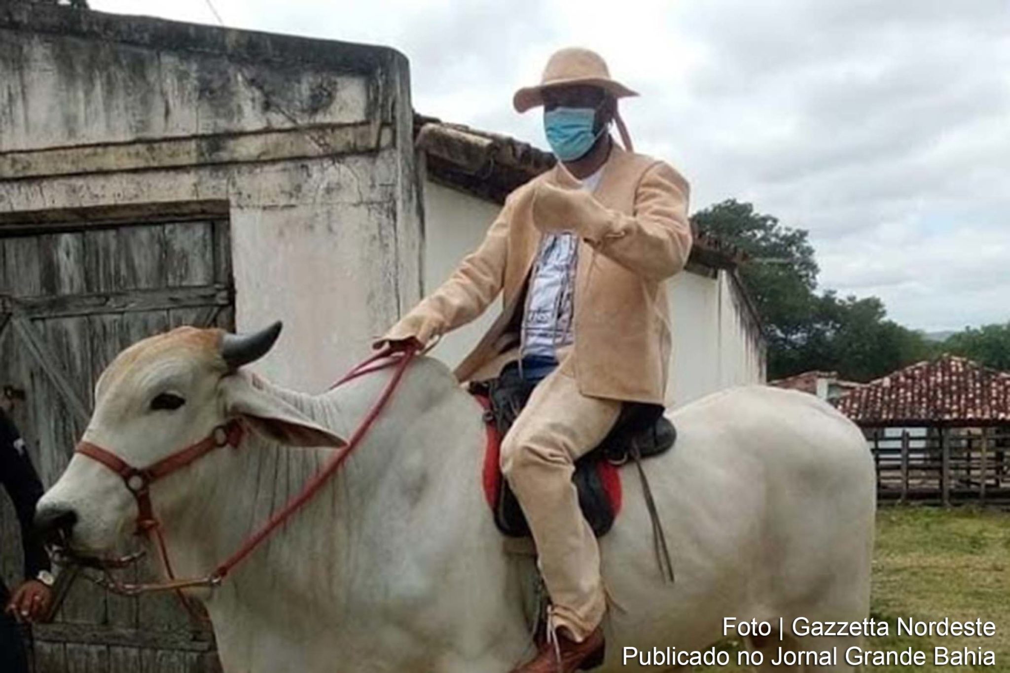 Nascido e criado na zona rural, Tiago Dias chegou à Câmara Municipal montado em um boi e tomou posse vestido com um gibão de couro, tradicional vestimenta do sertanejo.