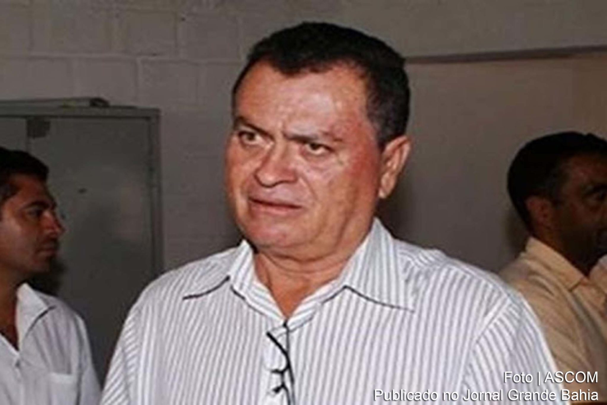 Alguns dos primeiros decretos do atual prefeito de Valente, Ubaldino Amaral de Oliveira (DEM), tiveram como objetos a nomeação de parentes em cargos do primeiro escalão na Prefeitura da cidade.