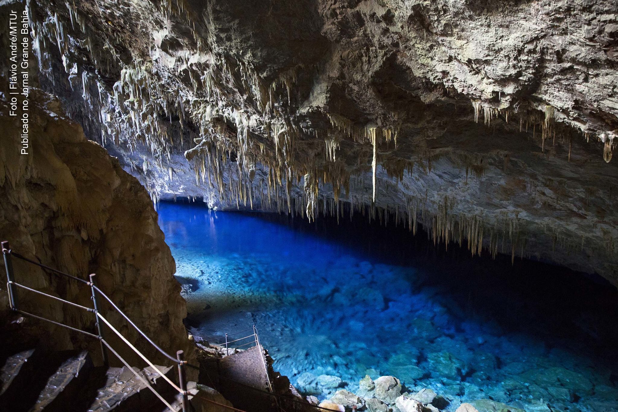 Vista do interior da Gruta do Lago Azul, formação geológica situada no município de Bonito.