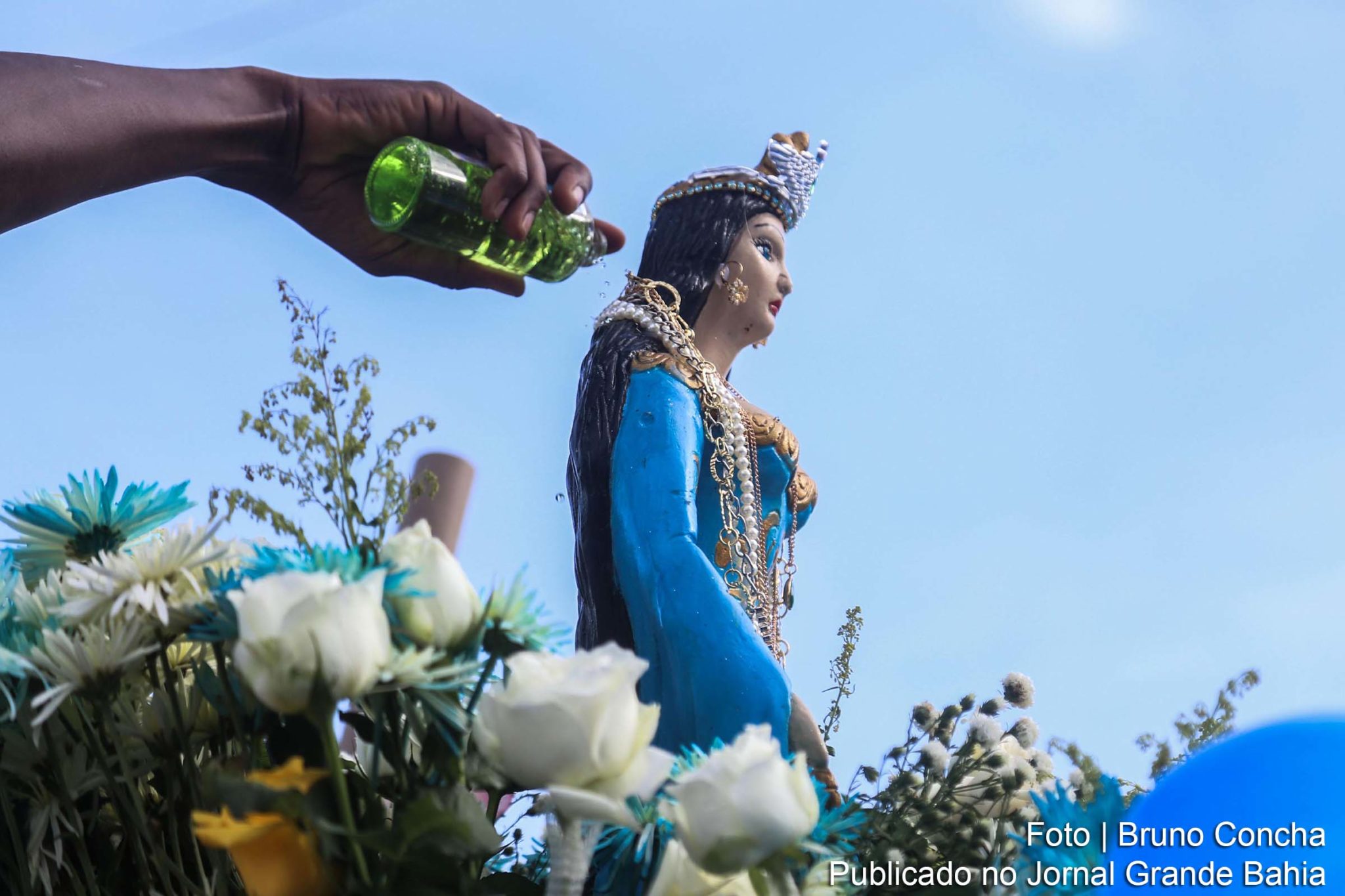 Celebração de Iemanjá acontece na orla do Rio Vermelho, em Salvador.