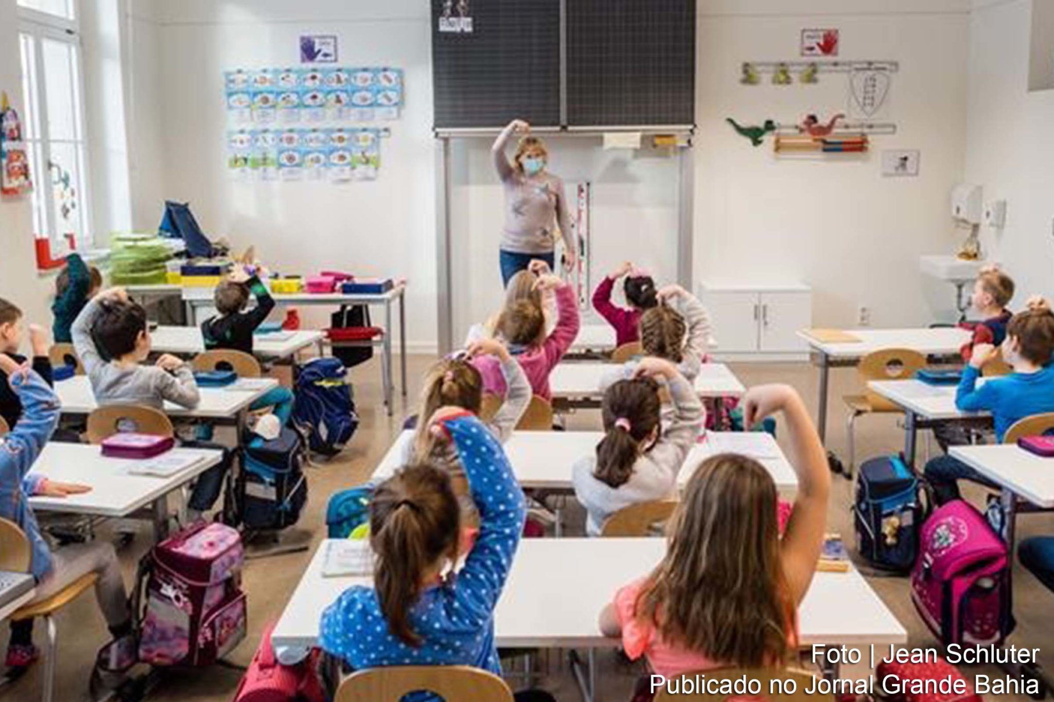 Maioria dos estados alemães retoma aulas do ensino fundamental após quase dois meses de paralisação. Cresce apelos para antecipação da vacinação de professores e educadores.